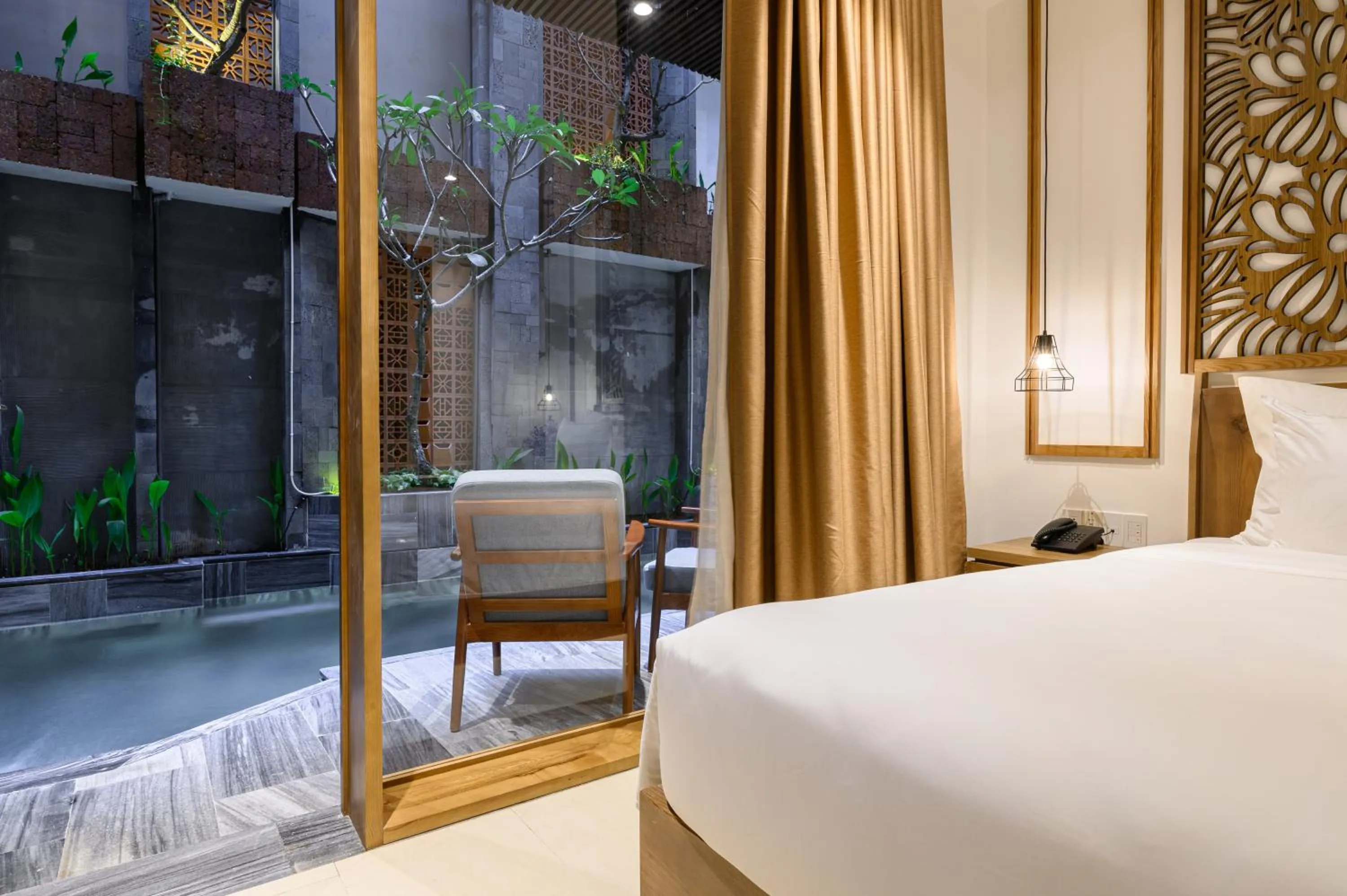 Balcony/Terrace, Bed in Daisy Boutique Hotel