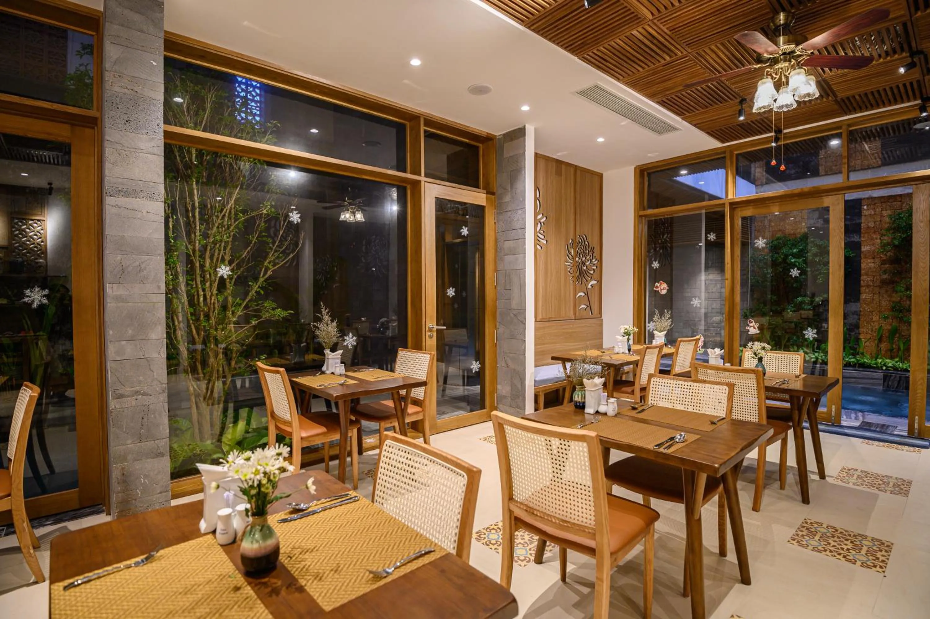 Restaurant/places to eat in Daisy Boutique Hotel