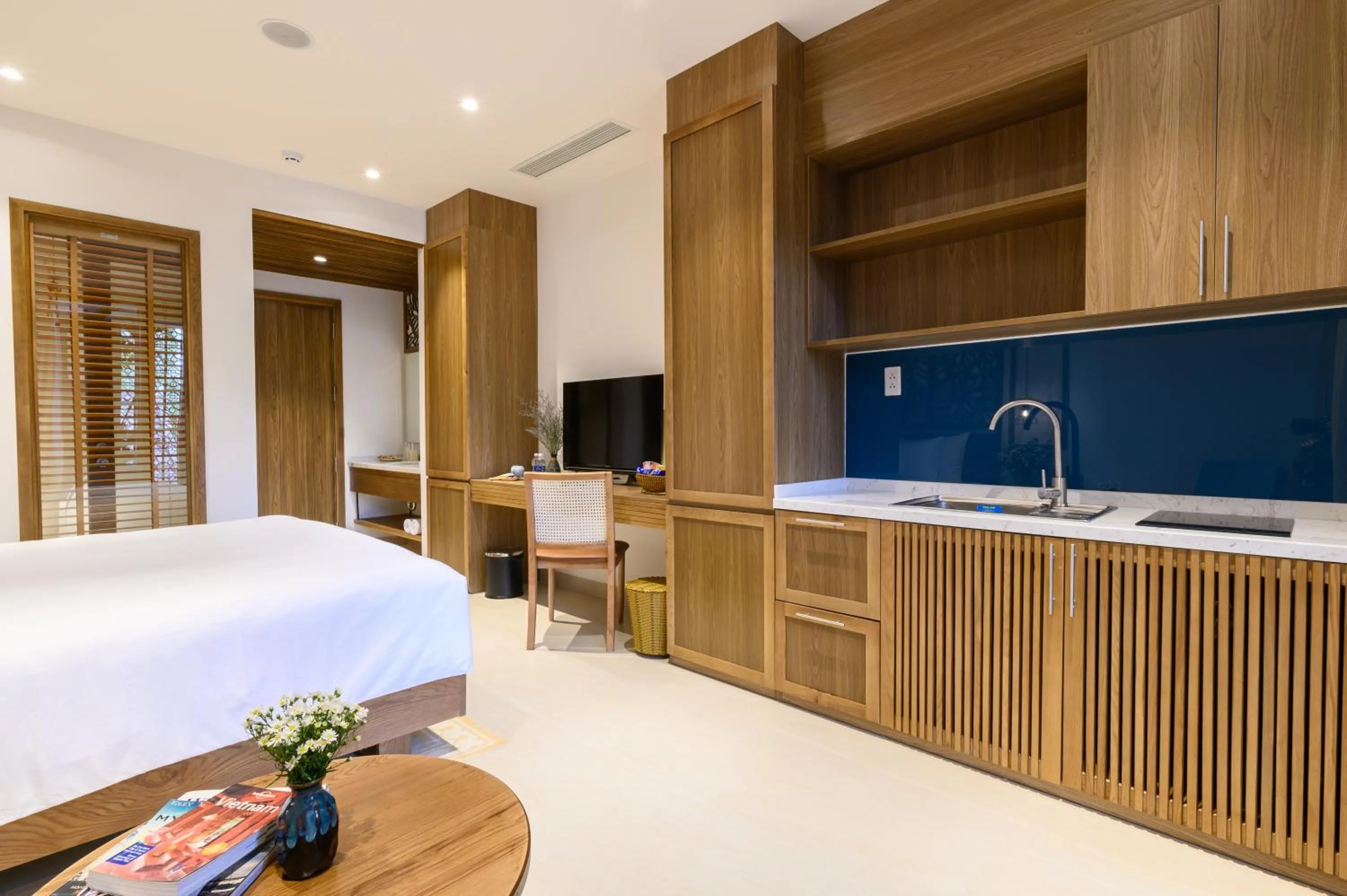Kitchen or kitchenette, Bed in Daisy Boutique Hotel