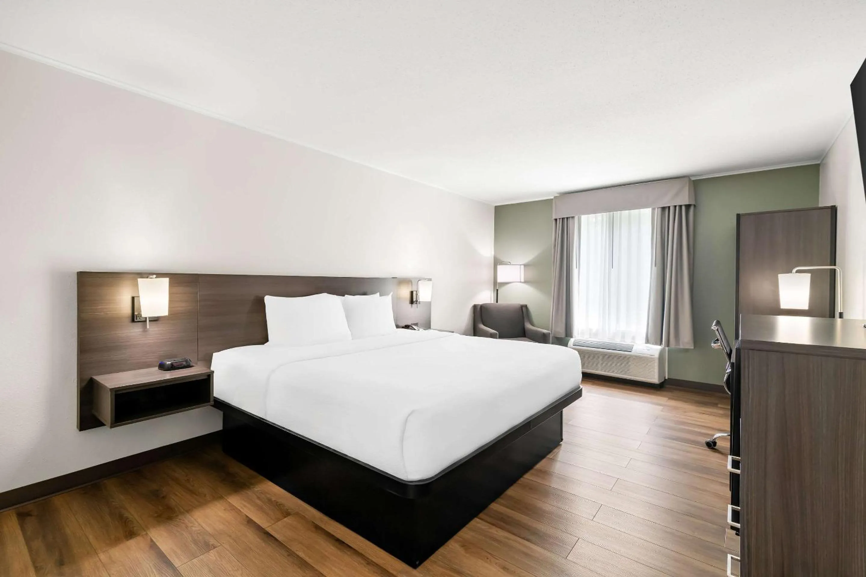 Bedroom, Bed in Quality Inn Merrimack - Nashua