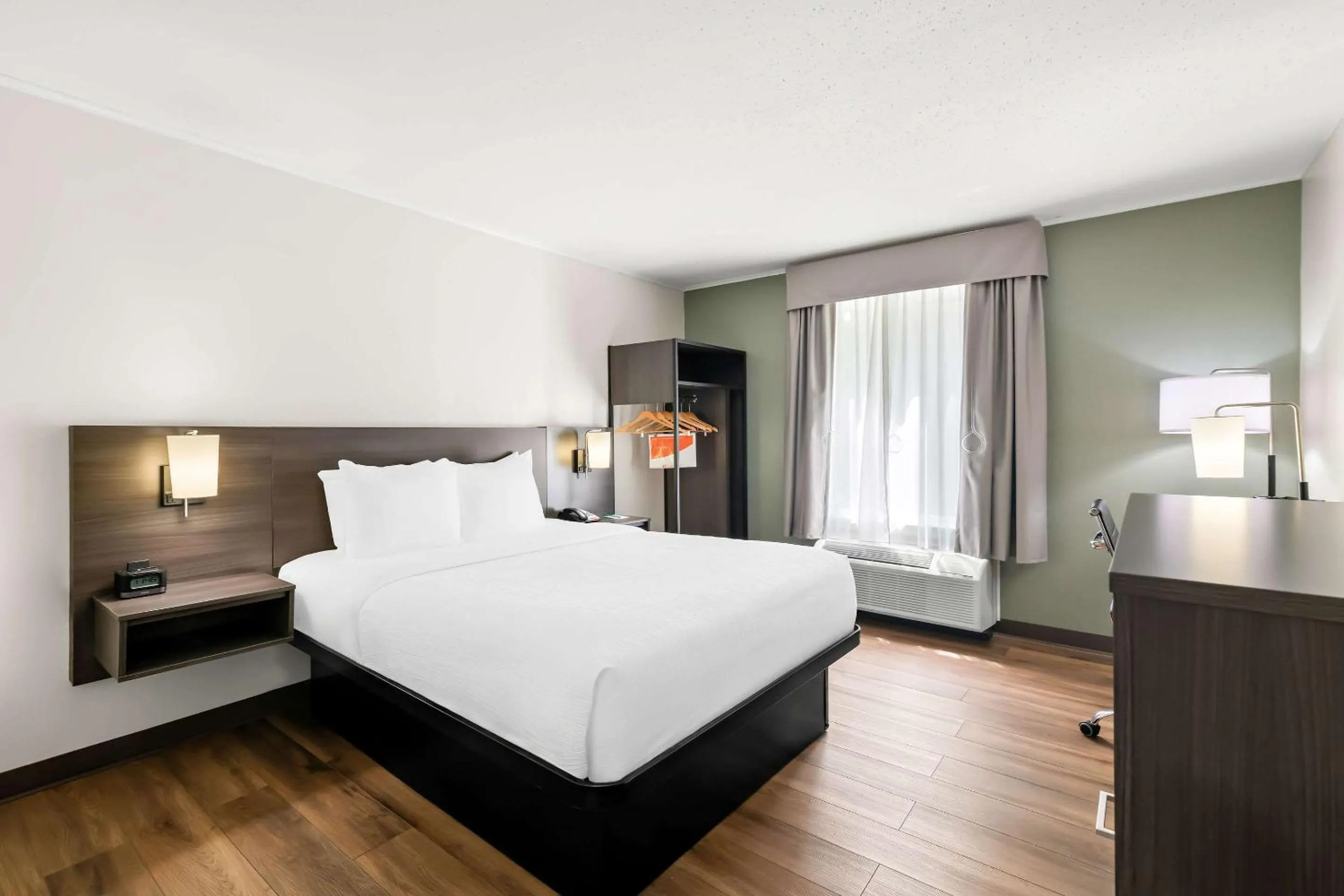 Bedroom, Bed in Quality Inn Merrimack - Nashua