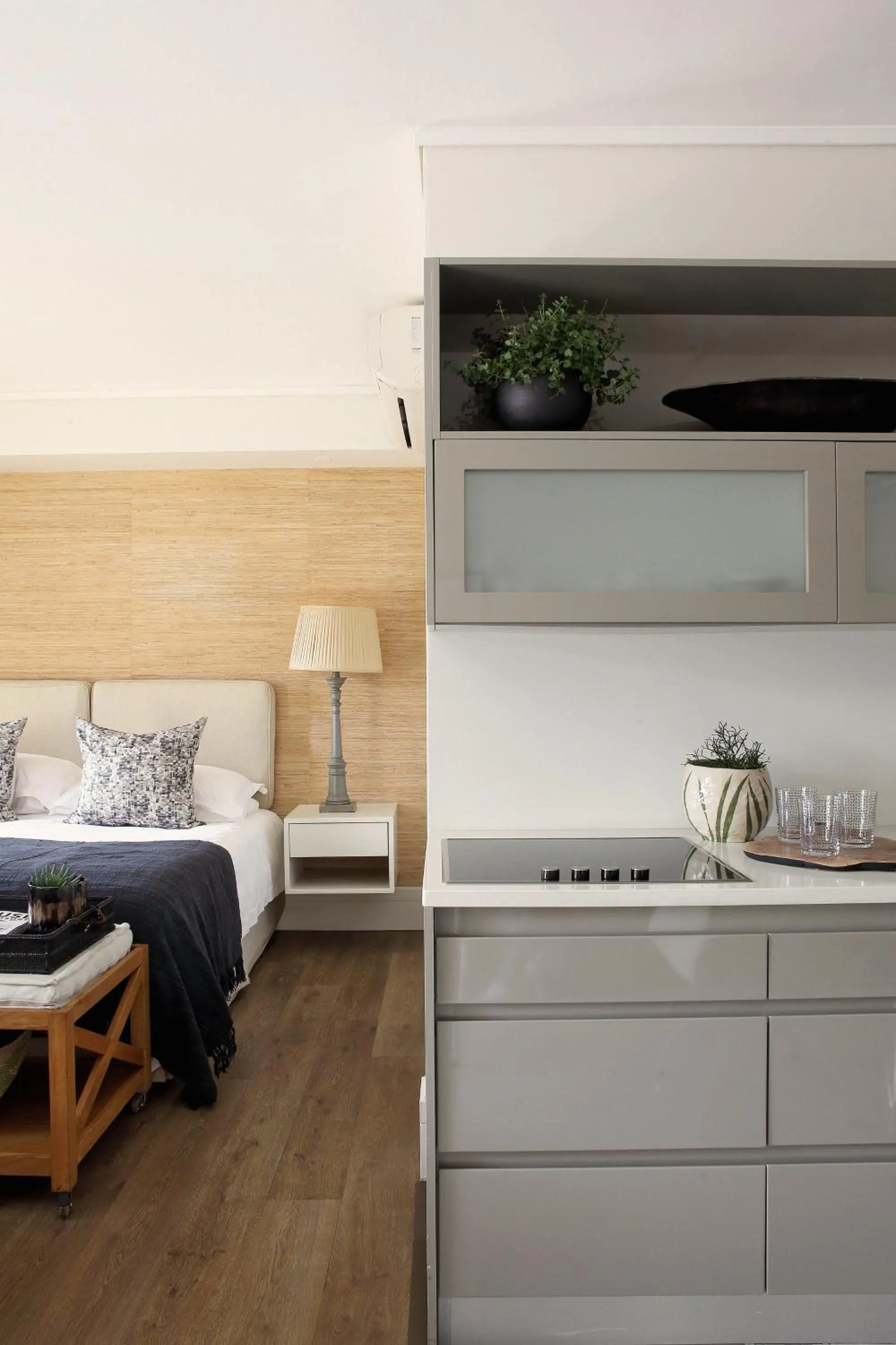 Kitchen or kitchenette, Bed in Asilia Suites Knysna Waterfront