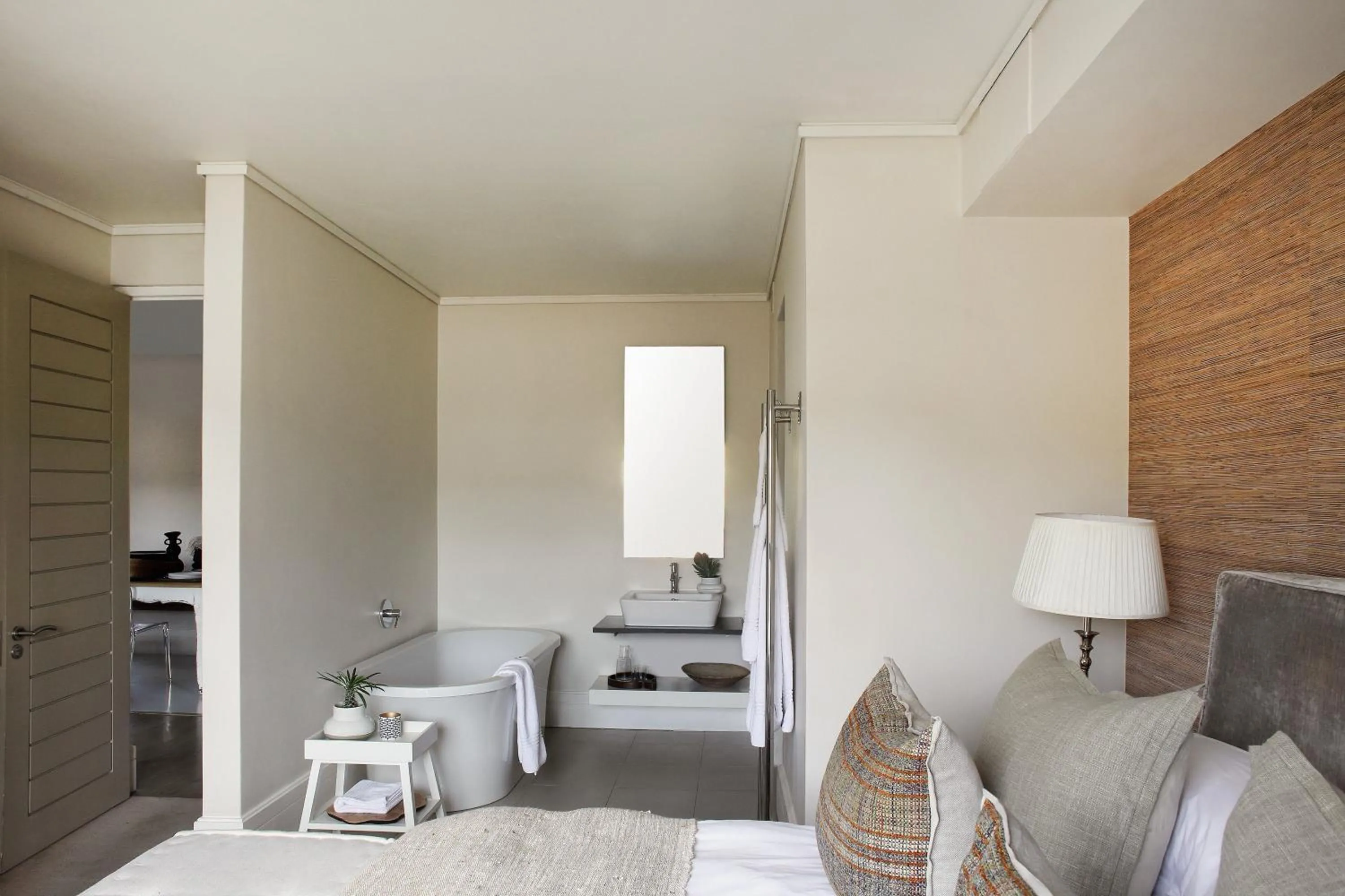 Bathroom, Bed in Asilia Suites Knysna Waterfront