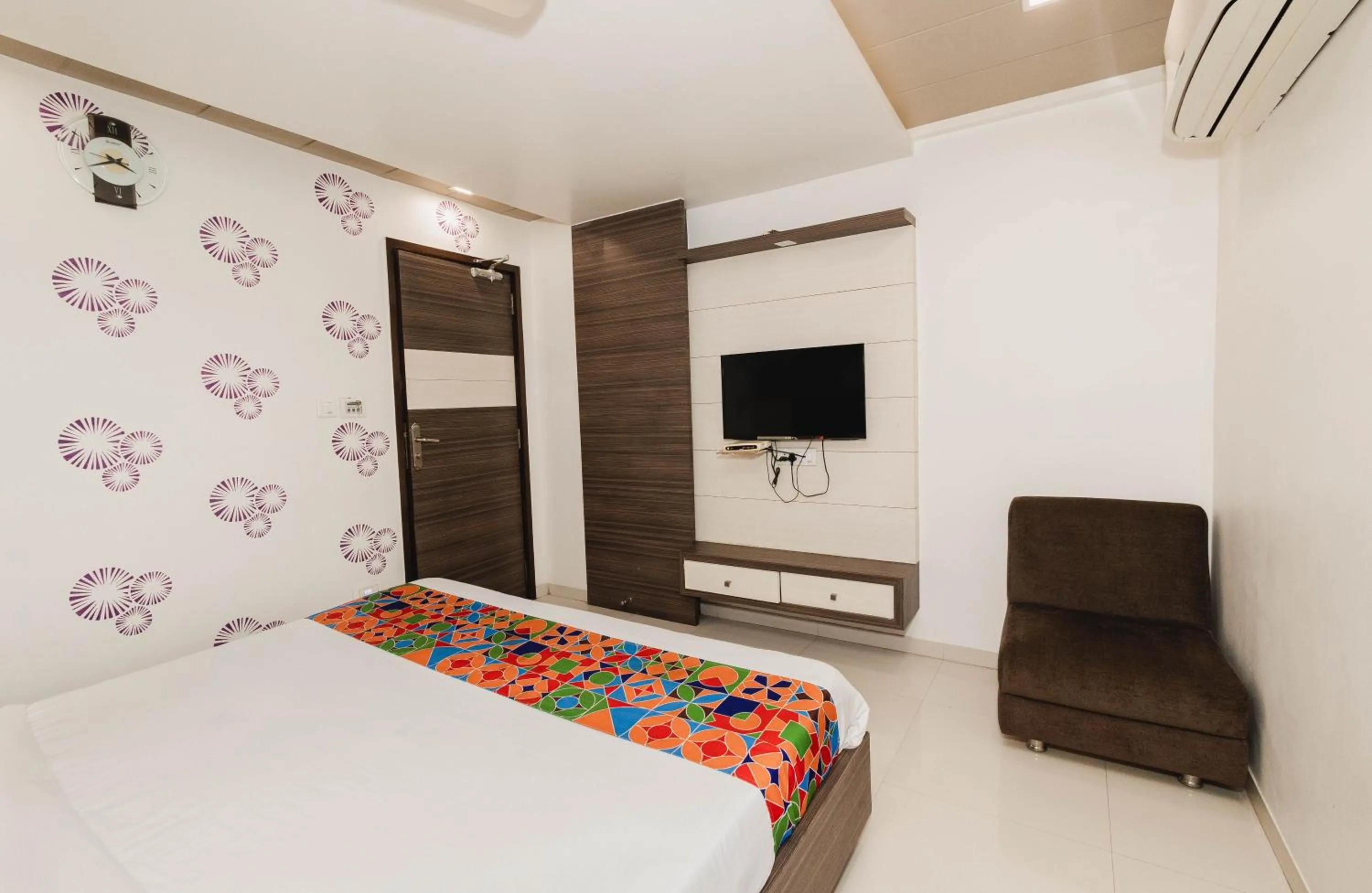 Bedroom, Bed in Hotel Amber Railway station