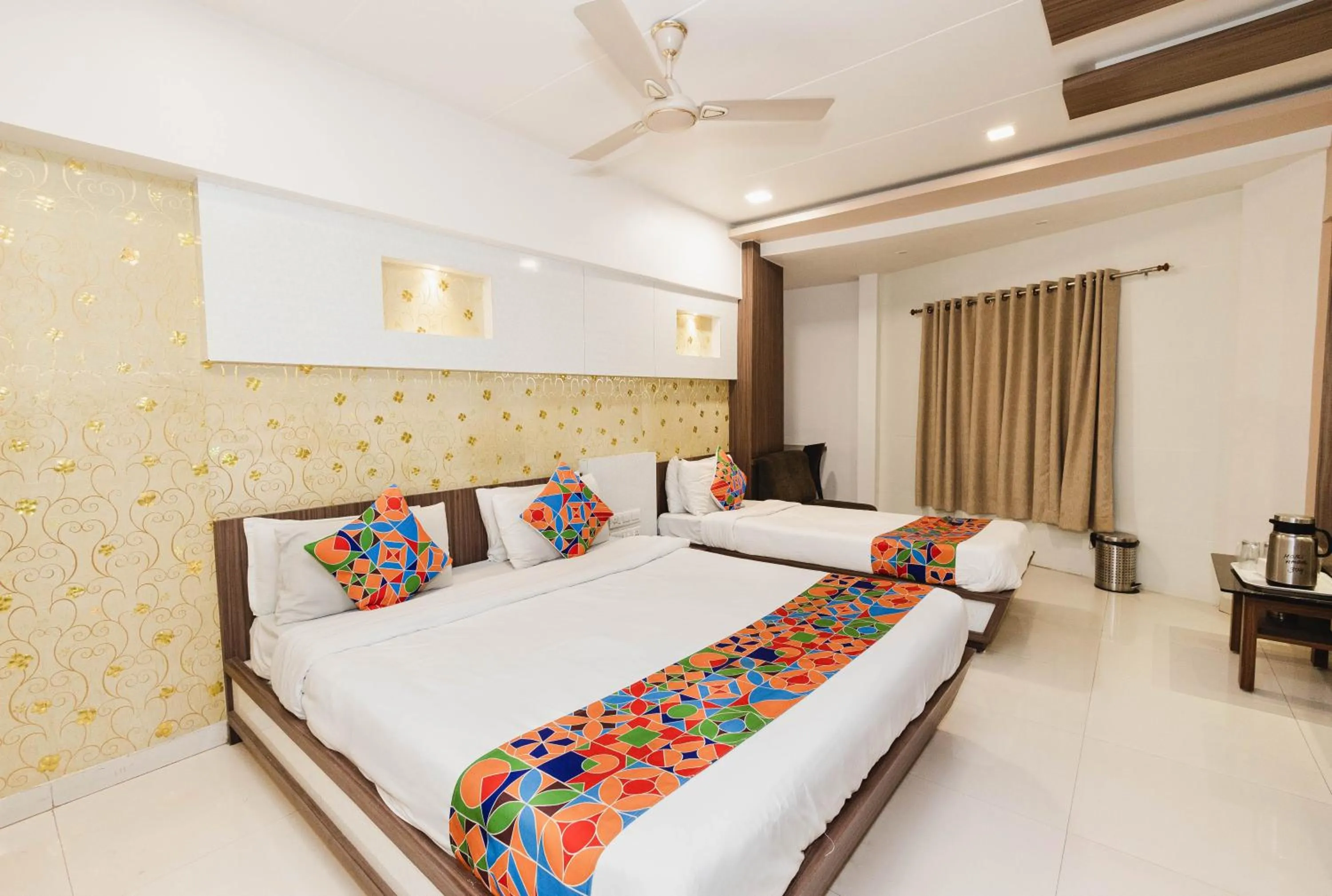 Bedroom, Bed in Hotel Amber Railway station