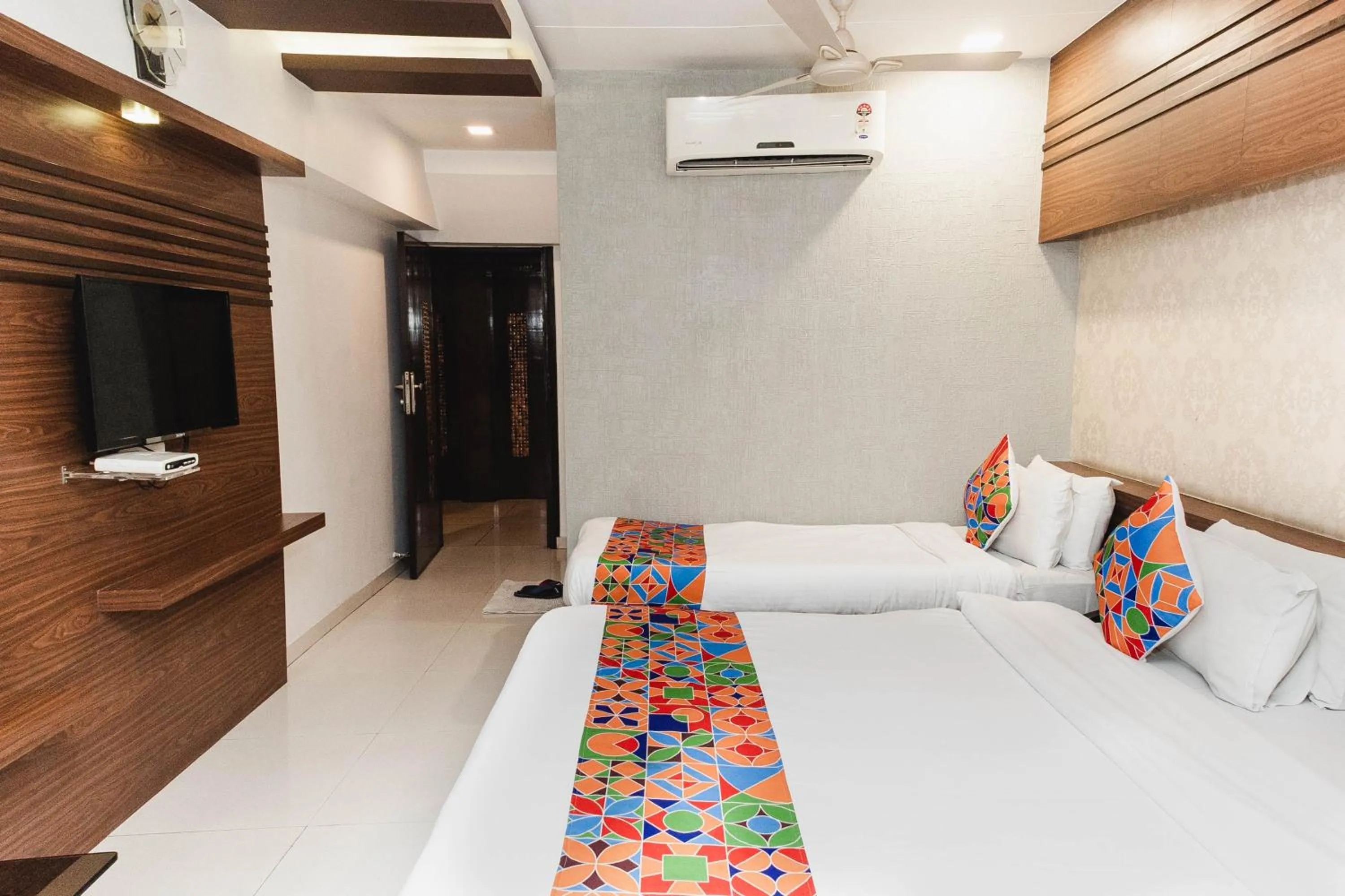 Hotel Amber Railway station