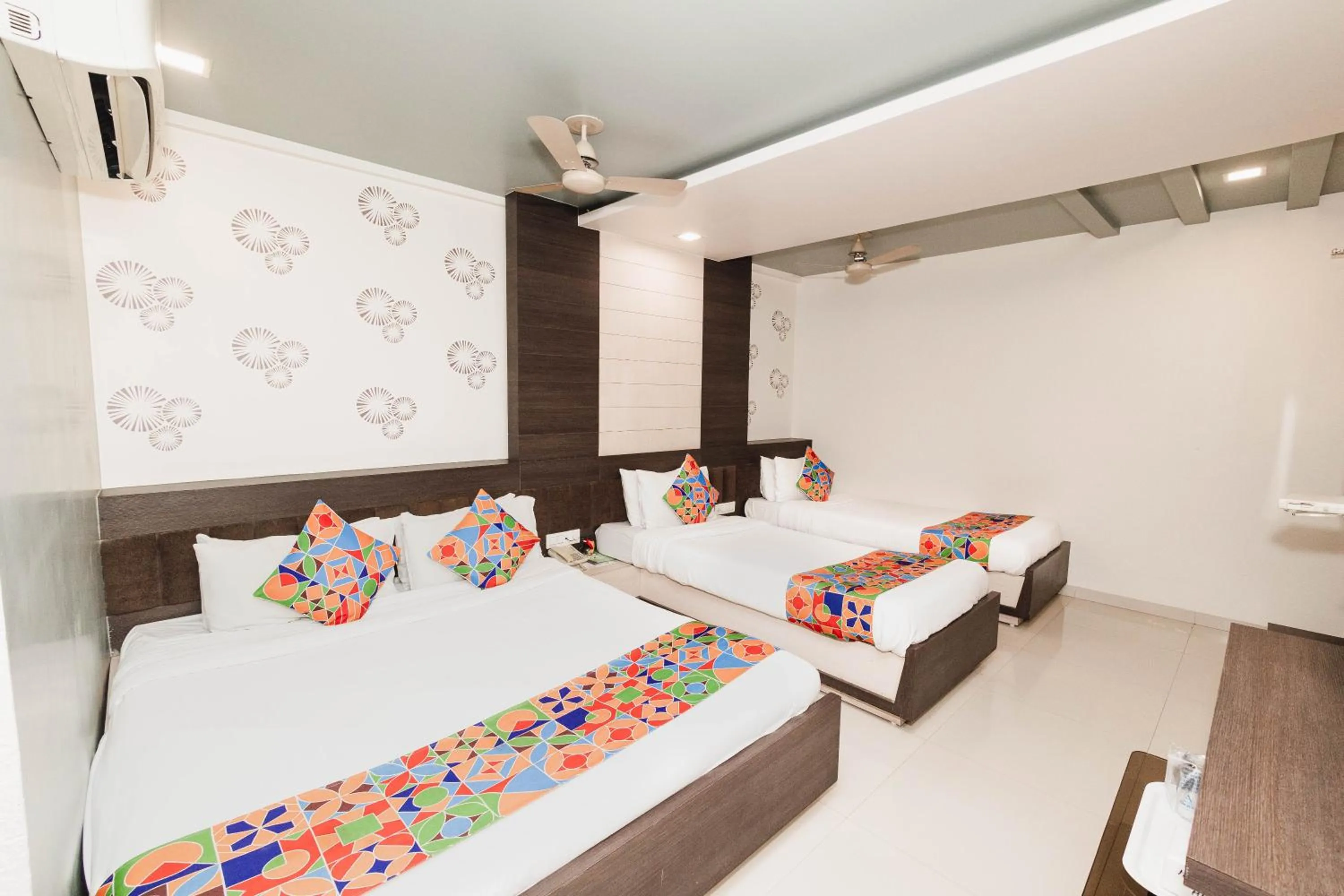 Bedroom, Bed in Hotel Amber Railway station