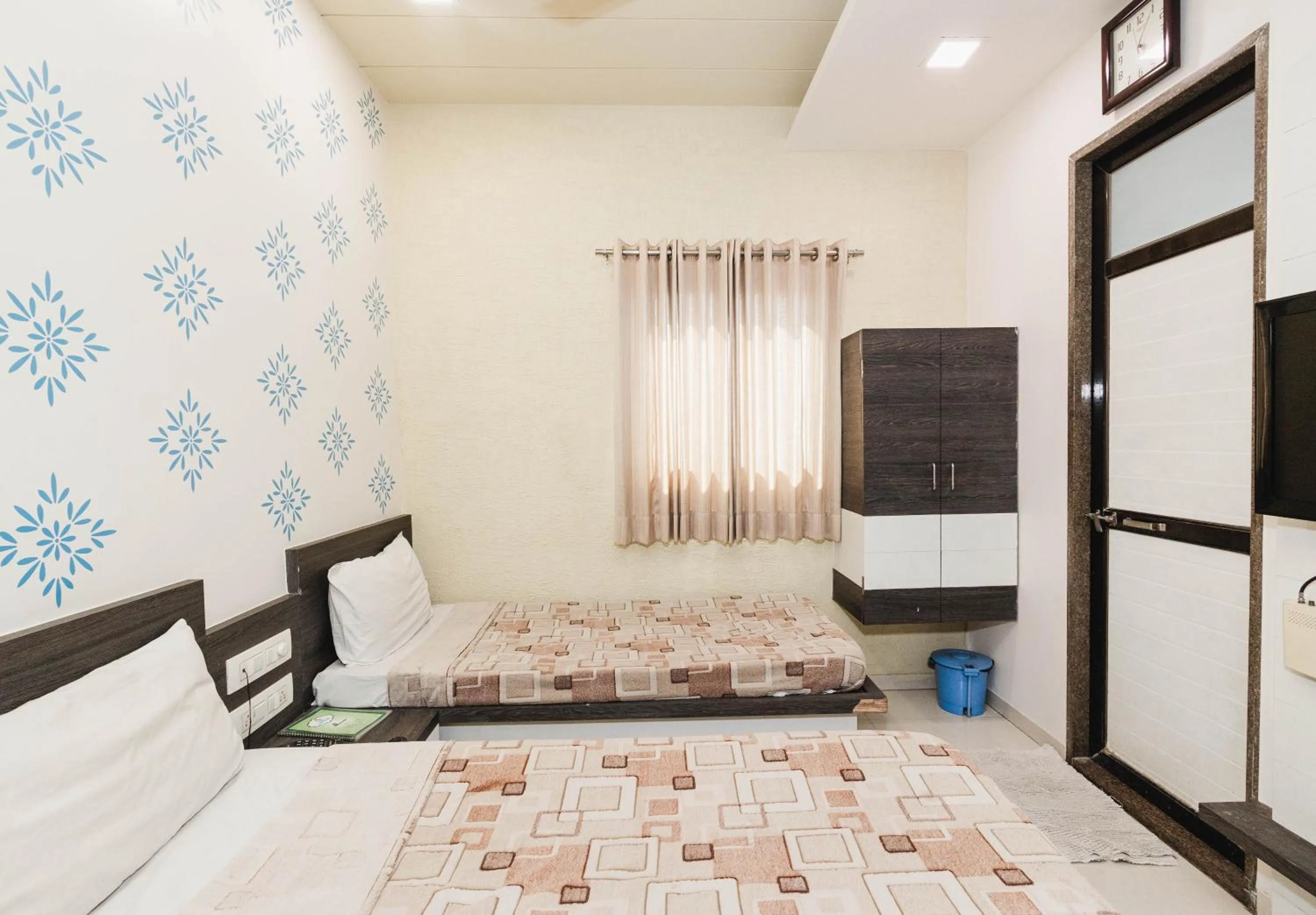 Bed in Hotel Amber Railway station