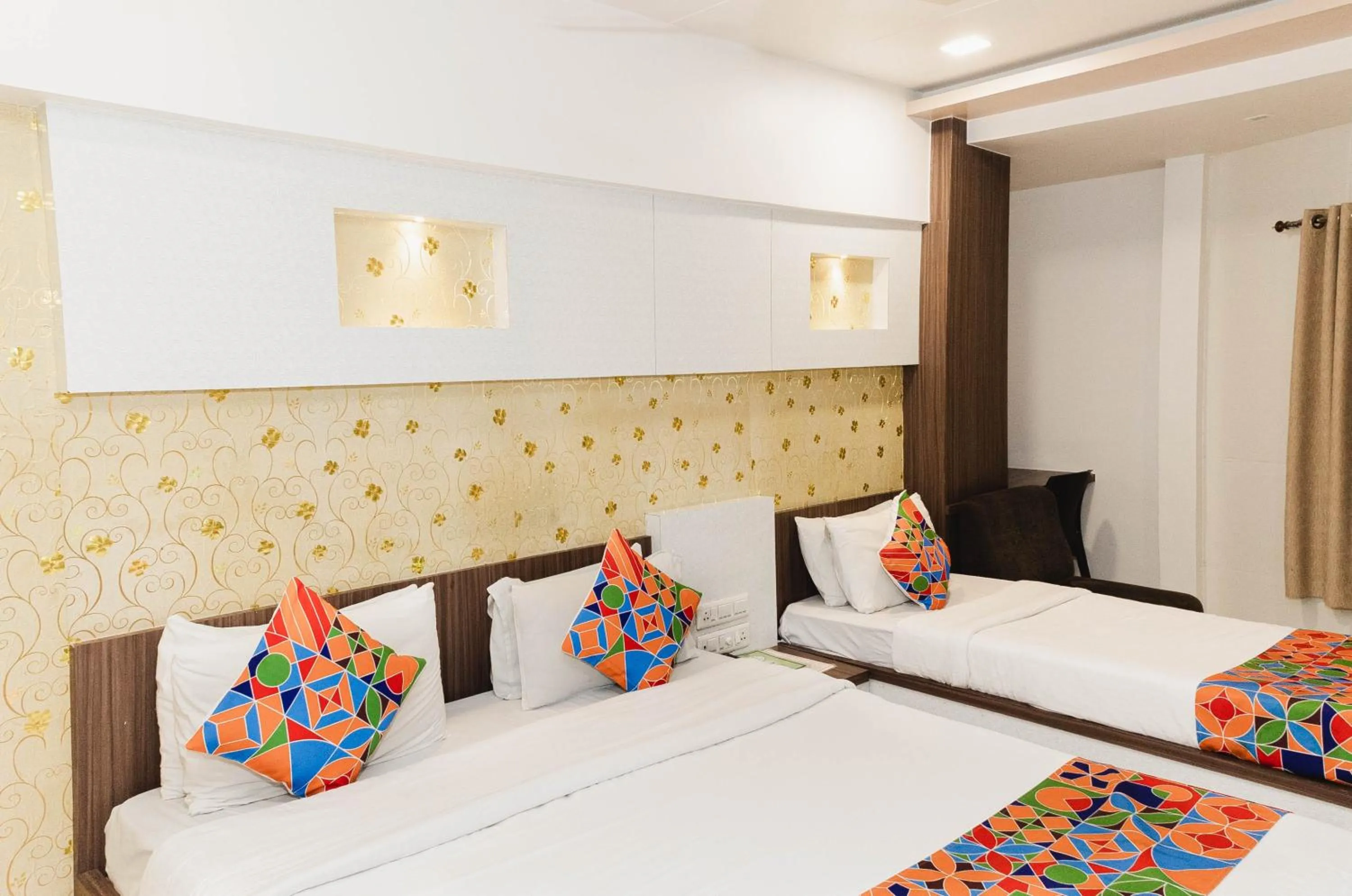 Hotel Amber Railway station