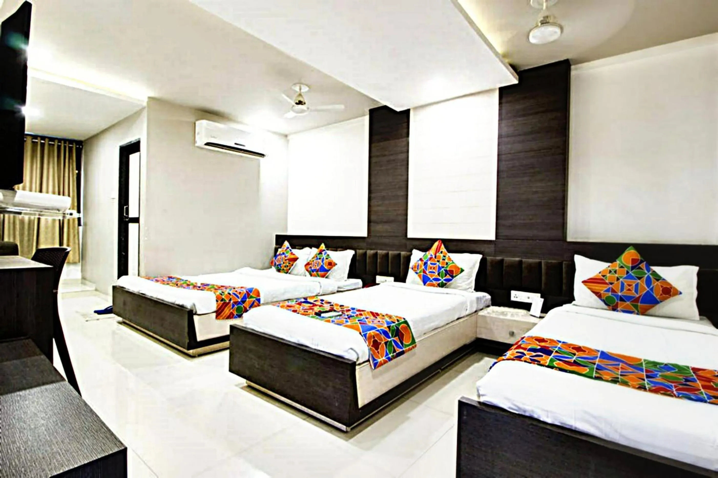 Bedroom, Bed in Hotel Amber Railway station