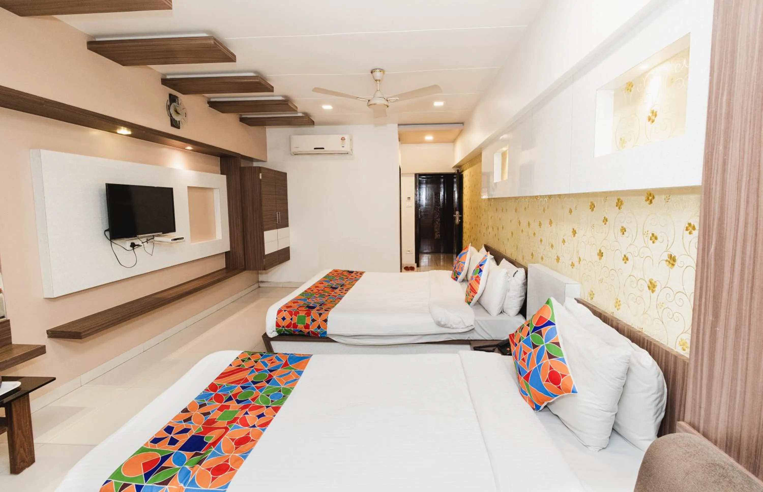 Bedroom, Bed in Hotel Amber Railway station