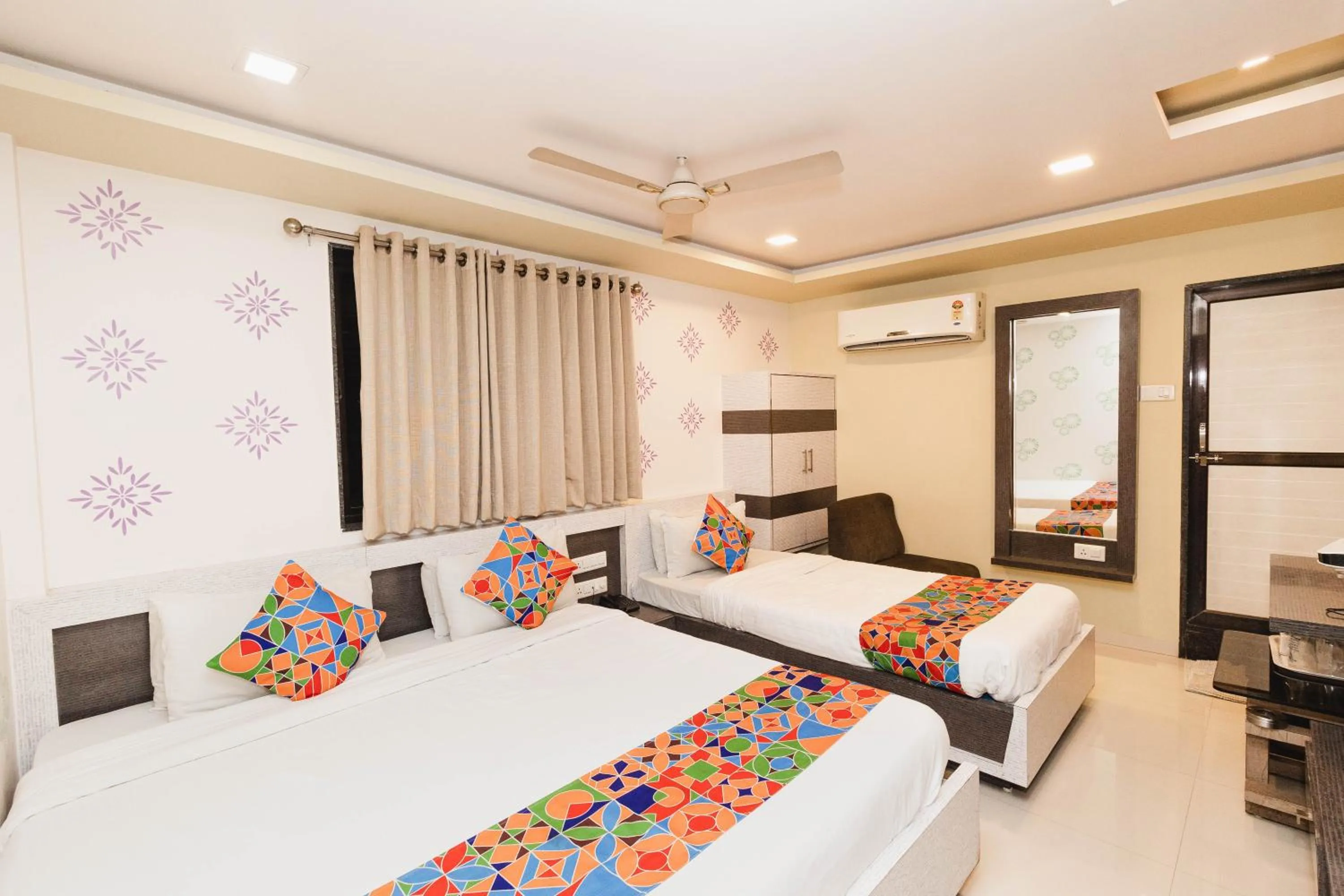 Hotel Amber Railway station