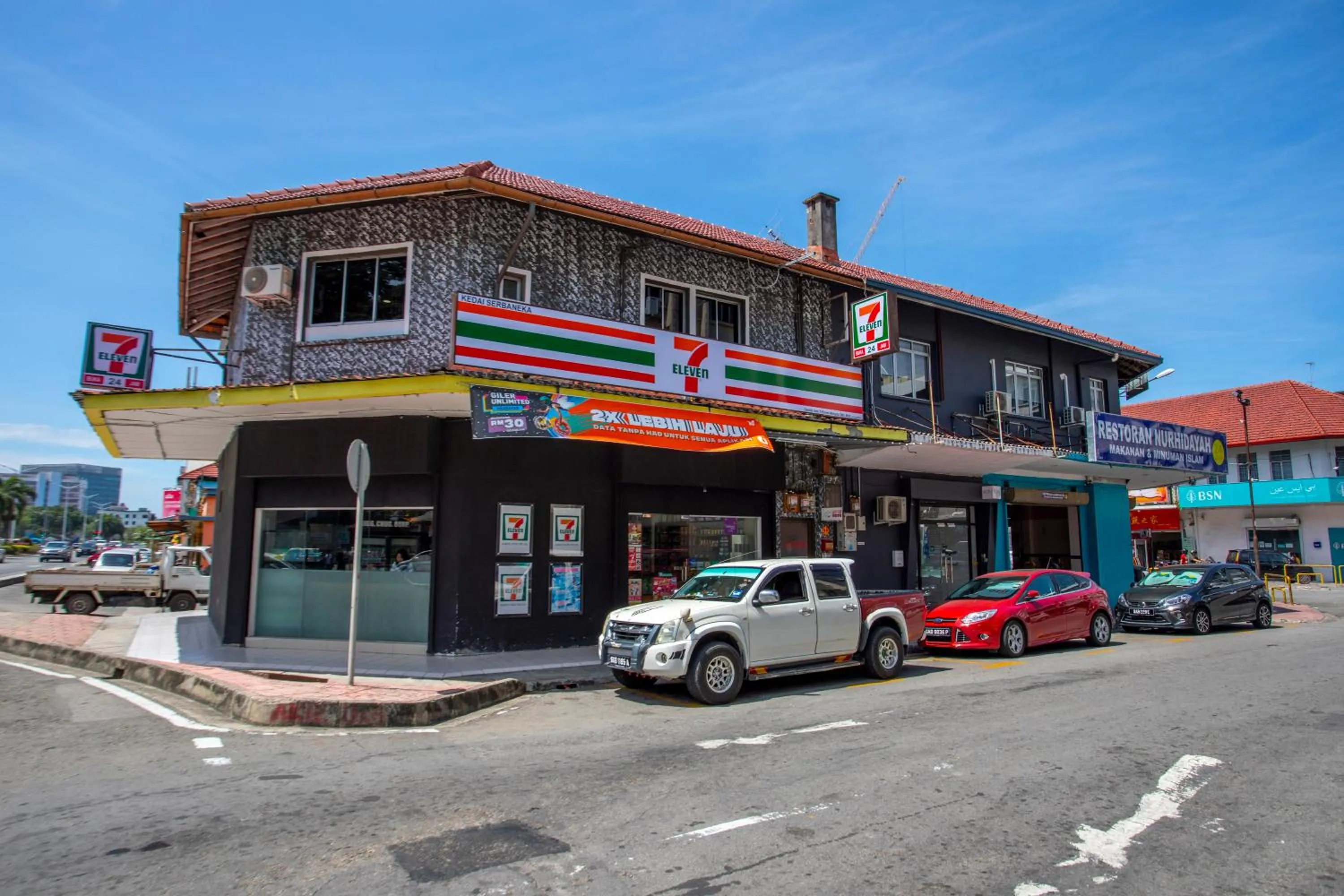 Facade/entrance in Lazy Cat Home At Gaya Street