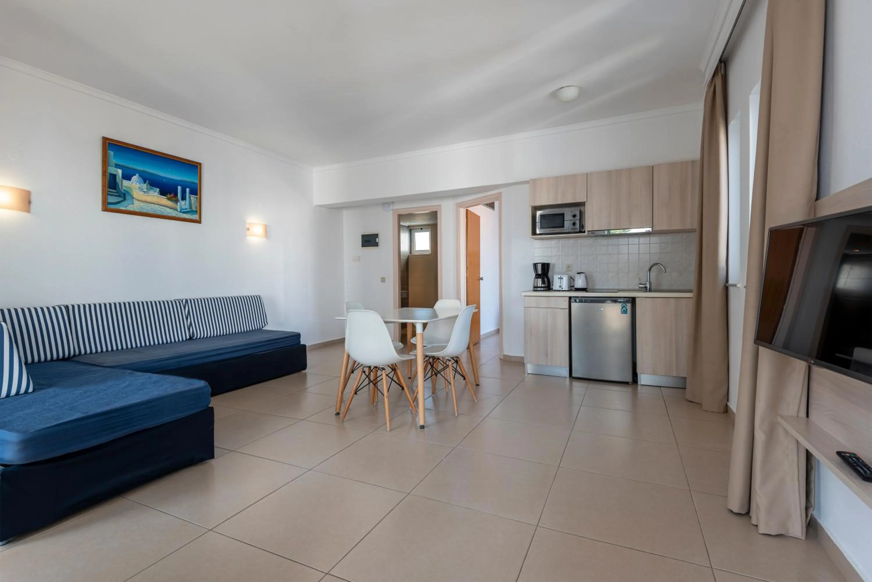 Kitchen or kitchenette, Seating Area in Aegean Blu Hotel & Apartments