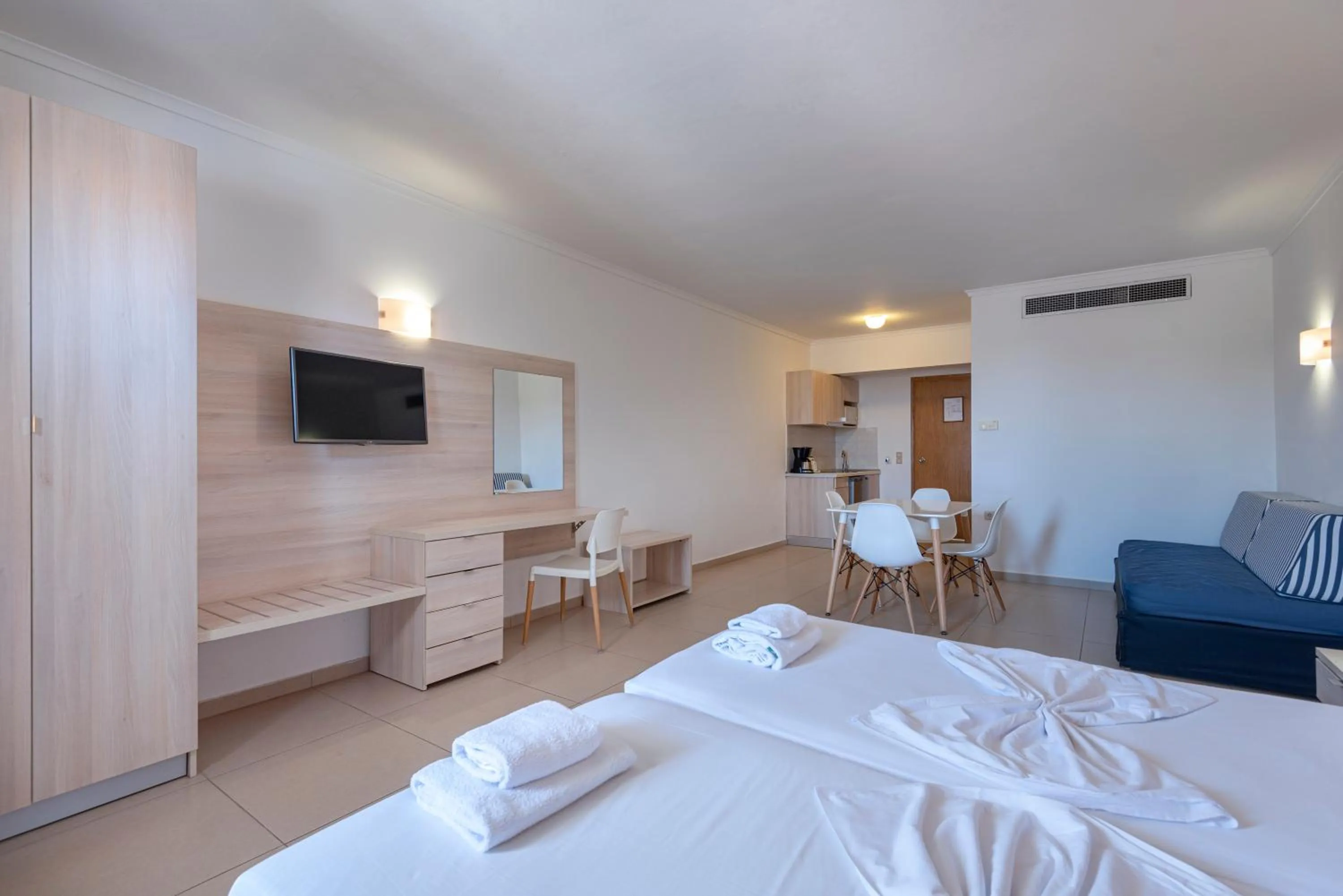 Photo of the whole room, TV/Entertainment Center in Aegean Blu Hotel & Apartments