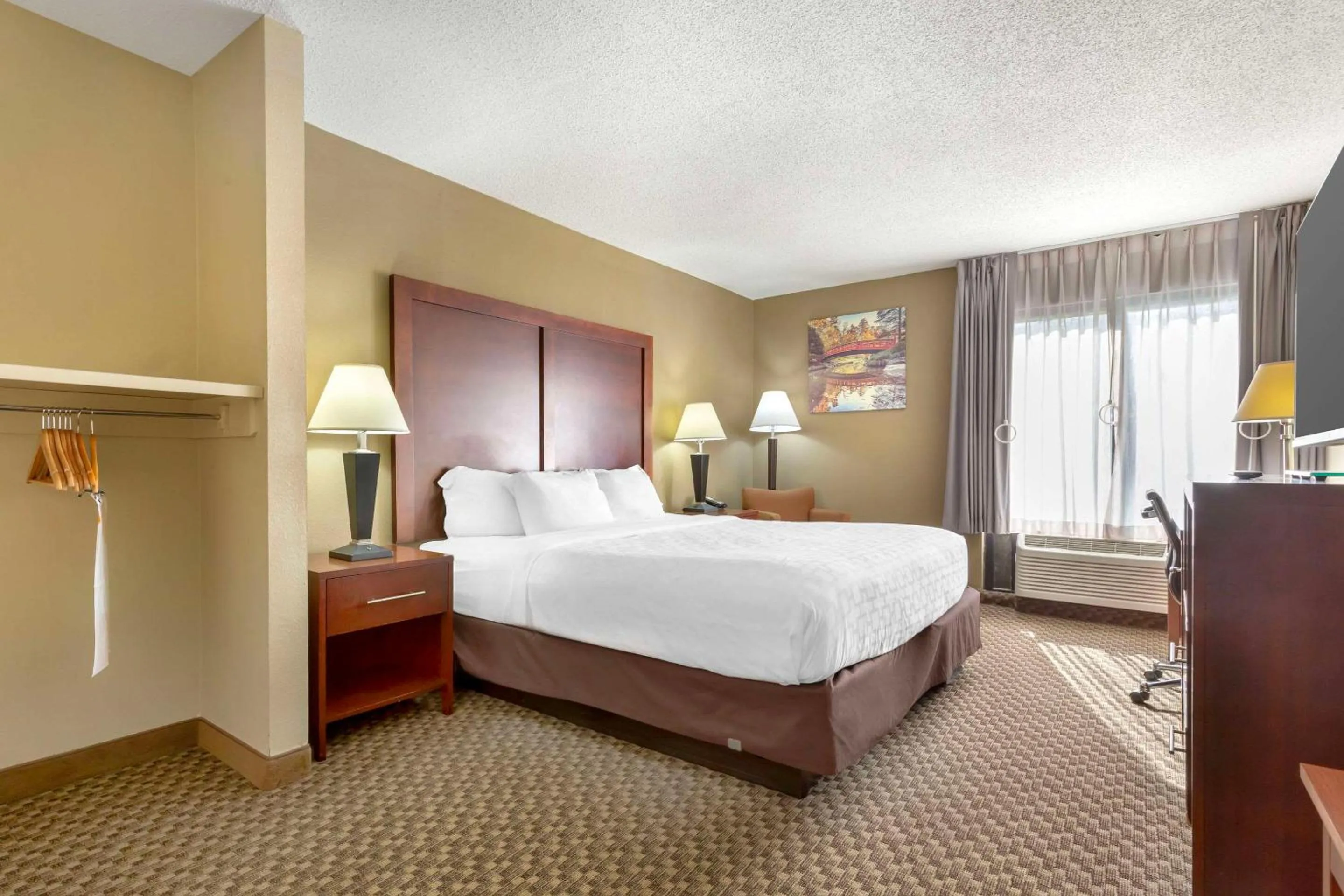 Bedroom, Bed in Clarion Pointe Durham Research Triangle Park