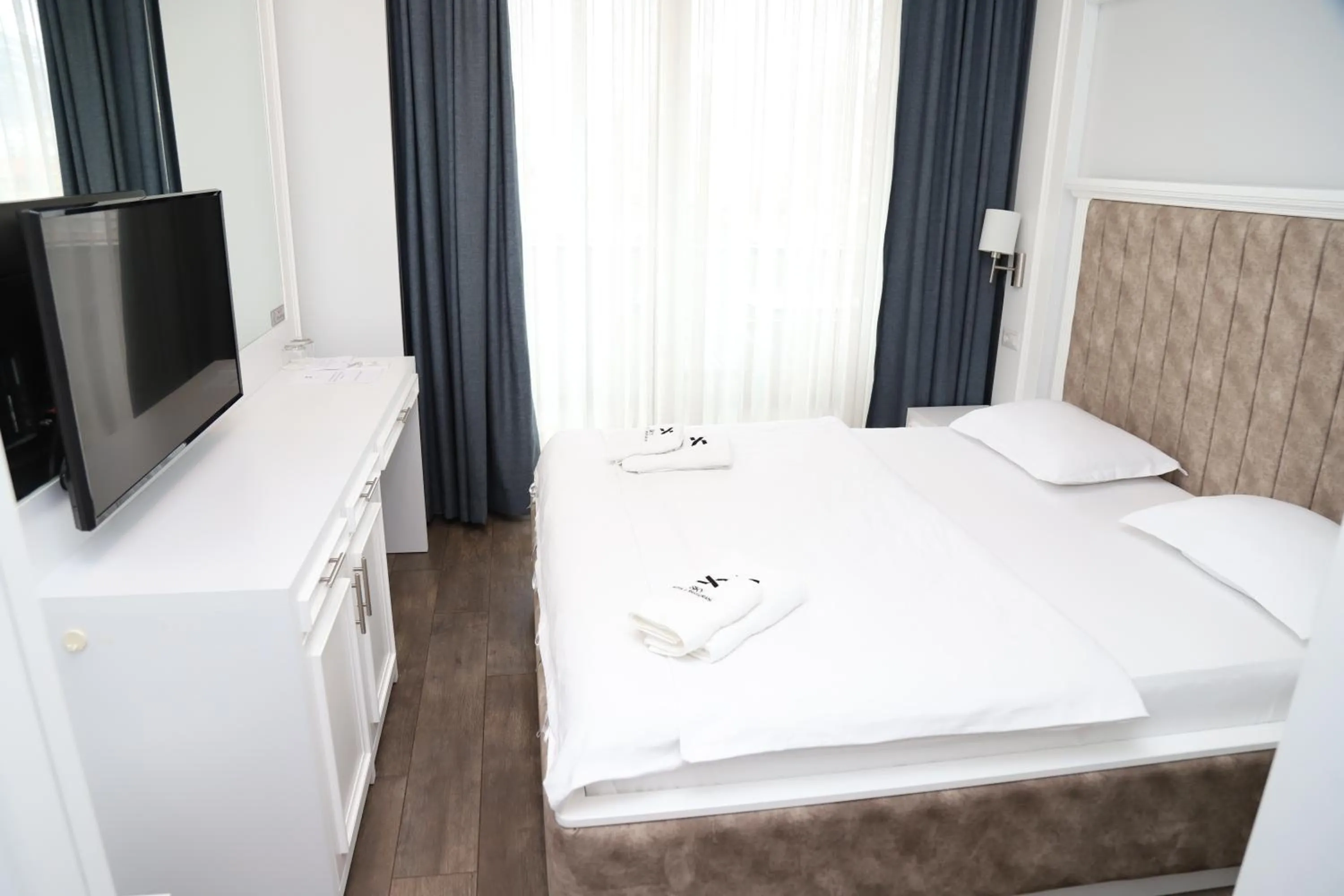 Photo of the whole room, Bed in Sky Hotel