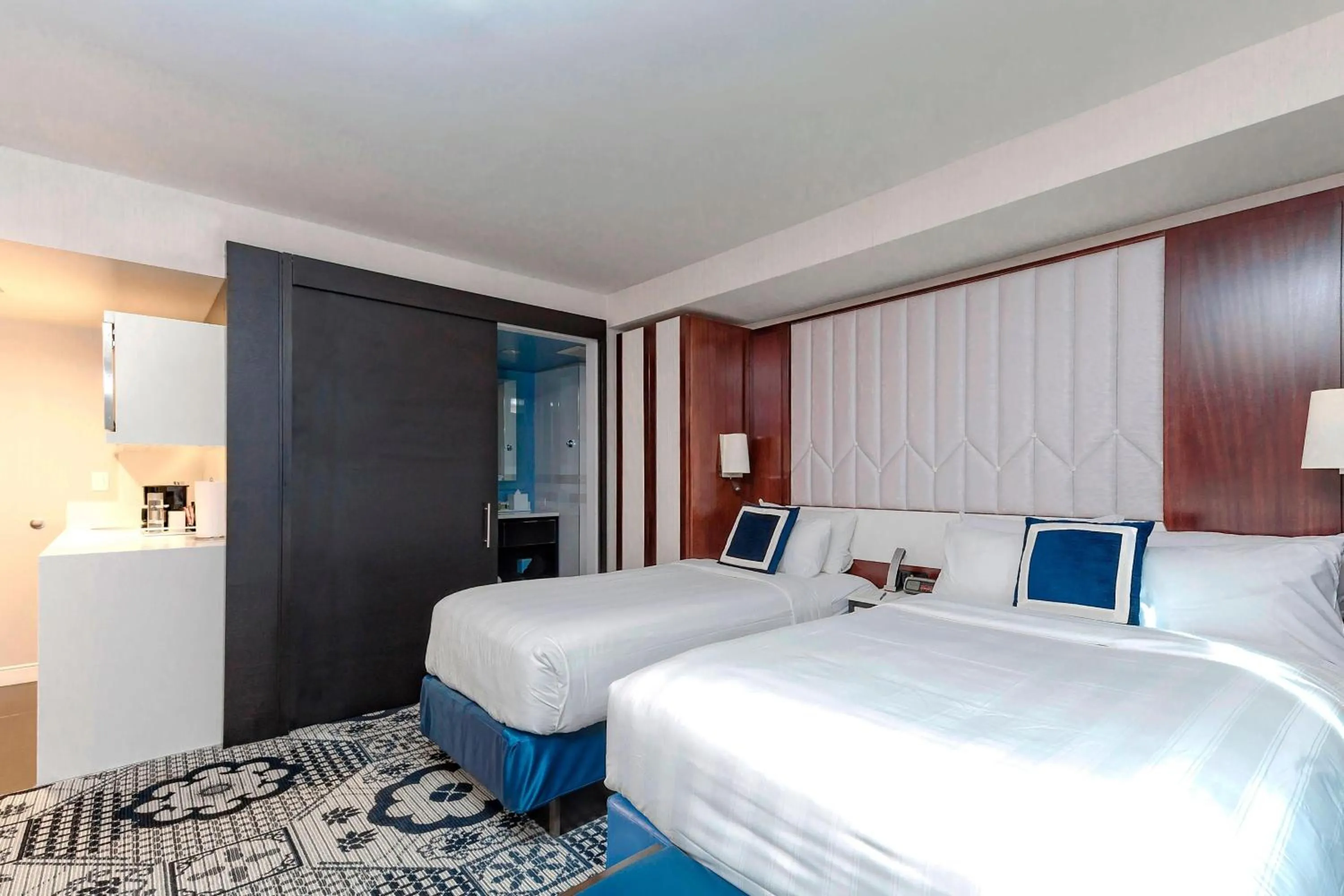 Photo of the whole room, Bed in Residence Inn by Marriott New York Manhattan/Central Park