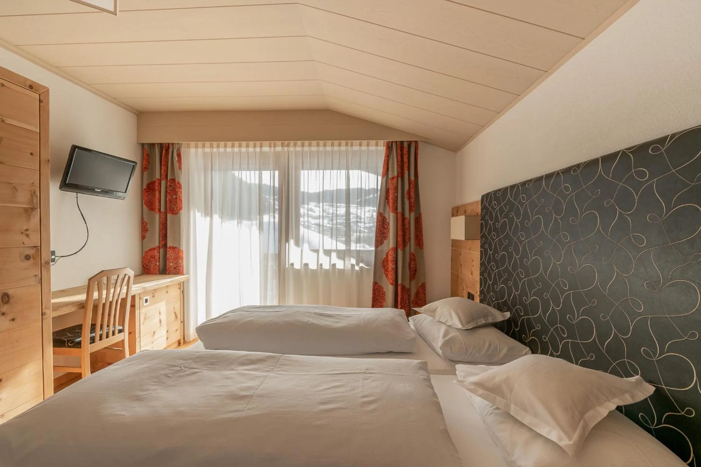 Bed in Garni Ciasa Tamà Sas di Pezzedi Eriberto e Neumair Hermine