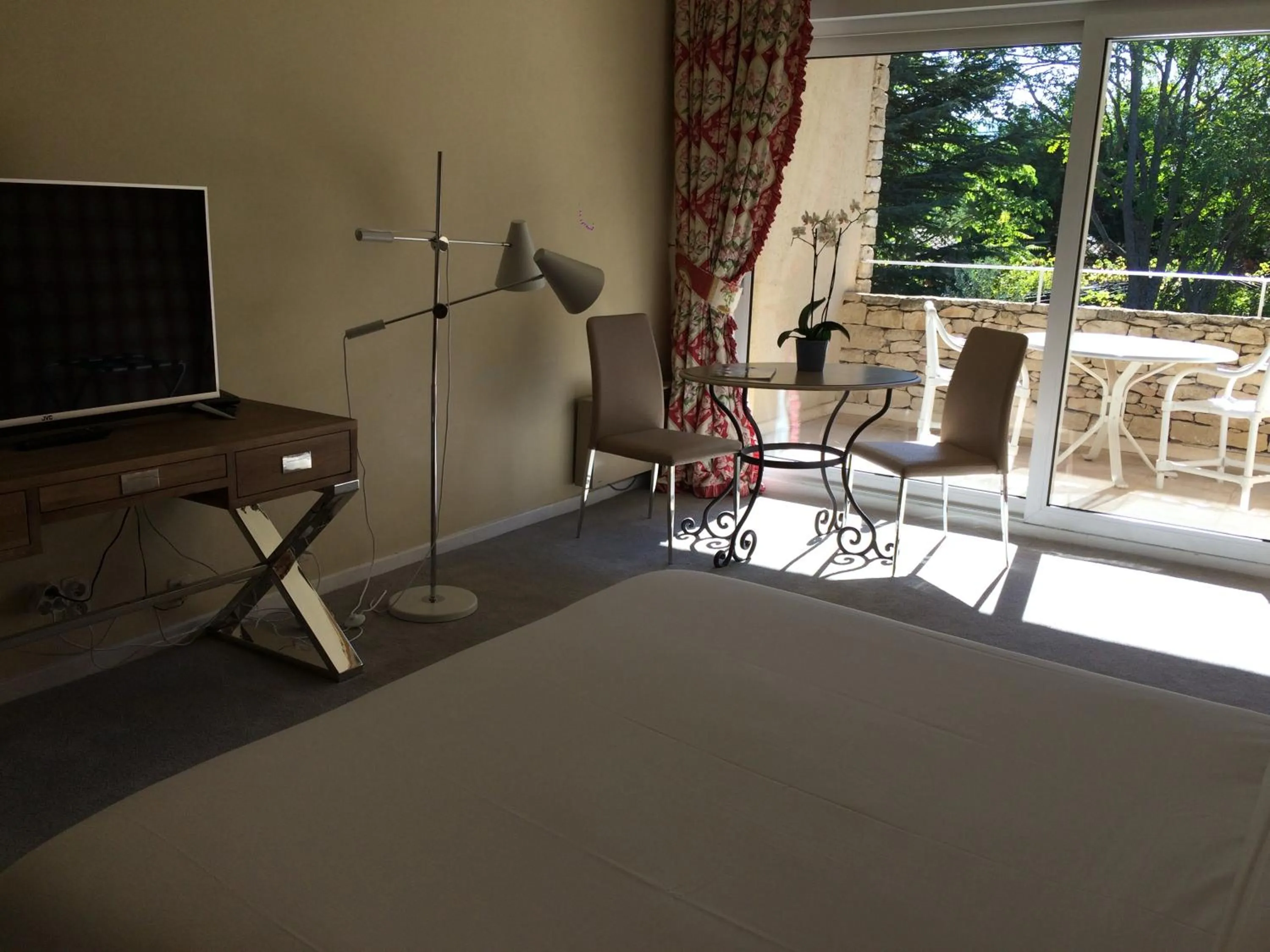 Bed in Hostellerie Le Roy Soleil