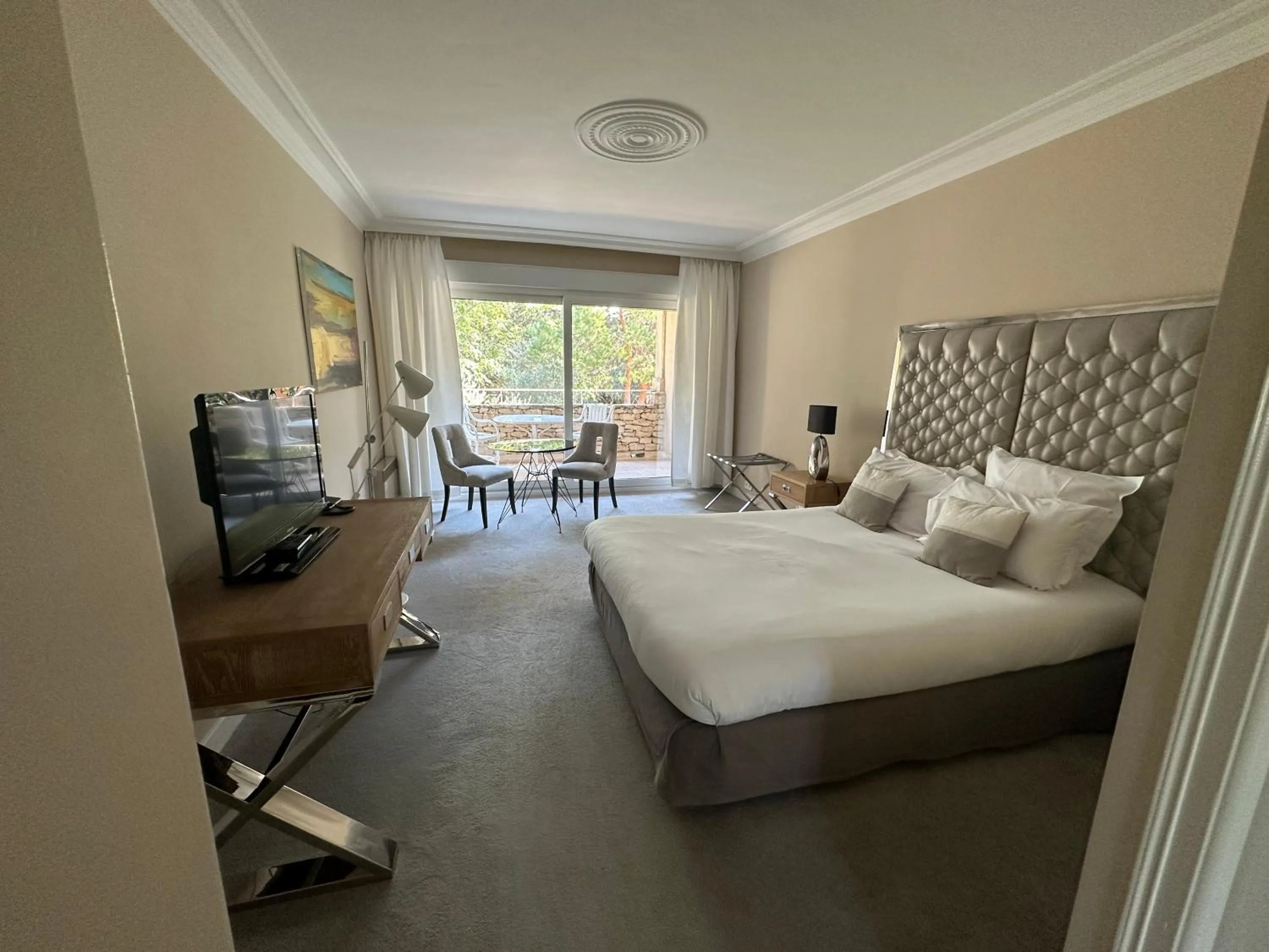 Bed in Hostellerie Le Roy Soleil