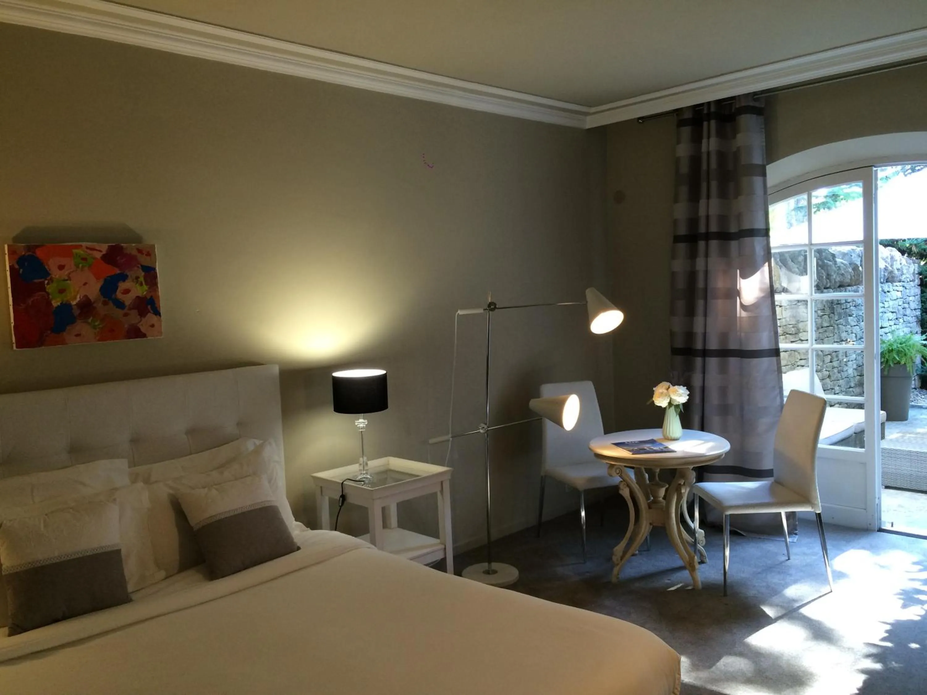 Bed in Hostellerie Le Roy Soleil