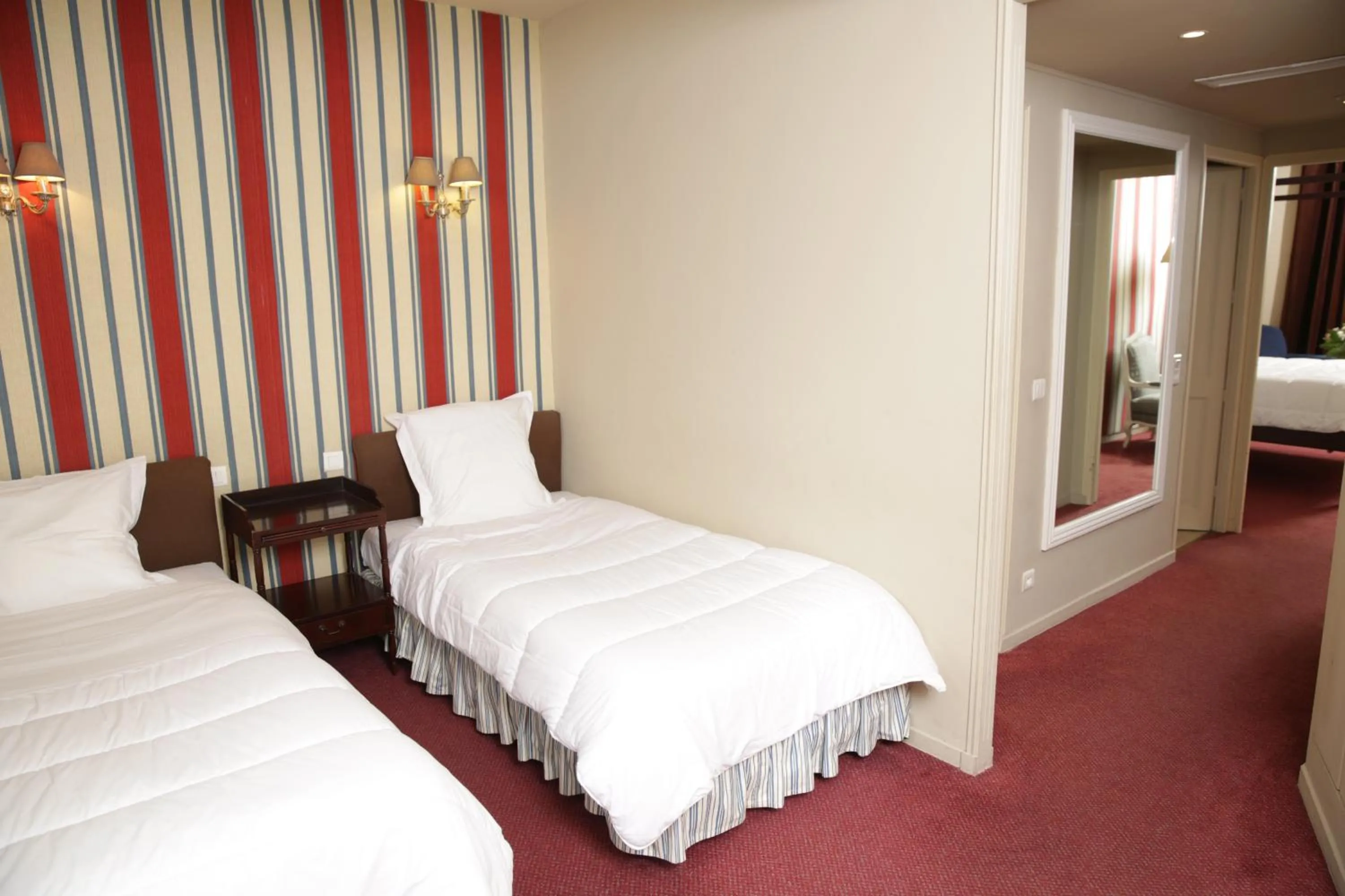 Bed in Hostellerie Le Roy Soleil