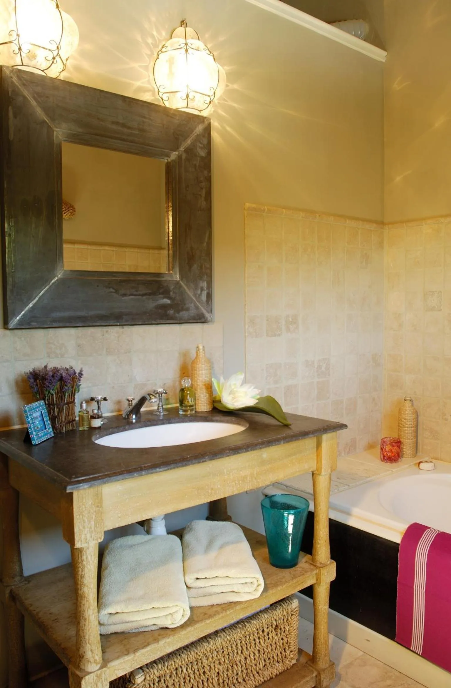 Bathroom, Bed in Hostellerie Le Roy Soleil