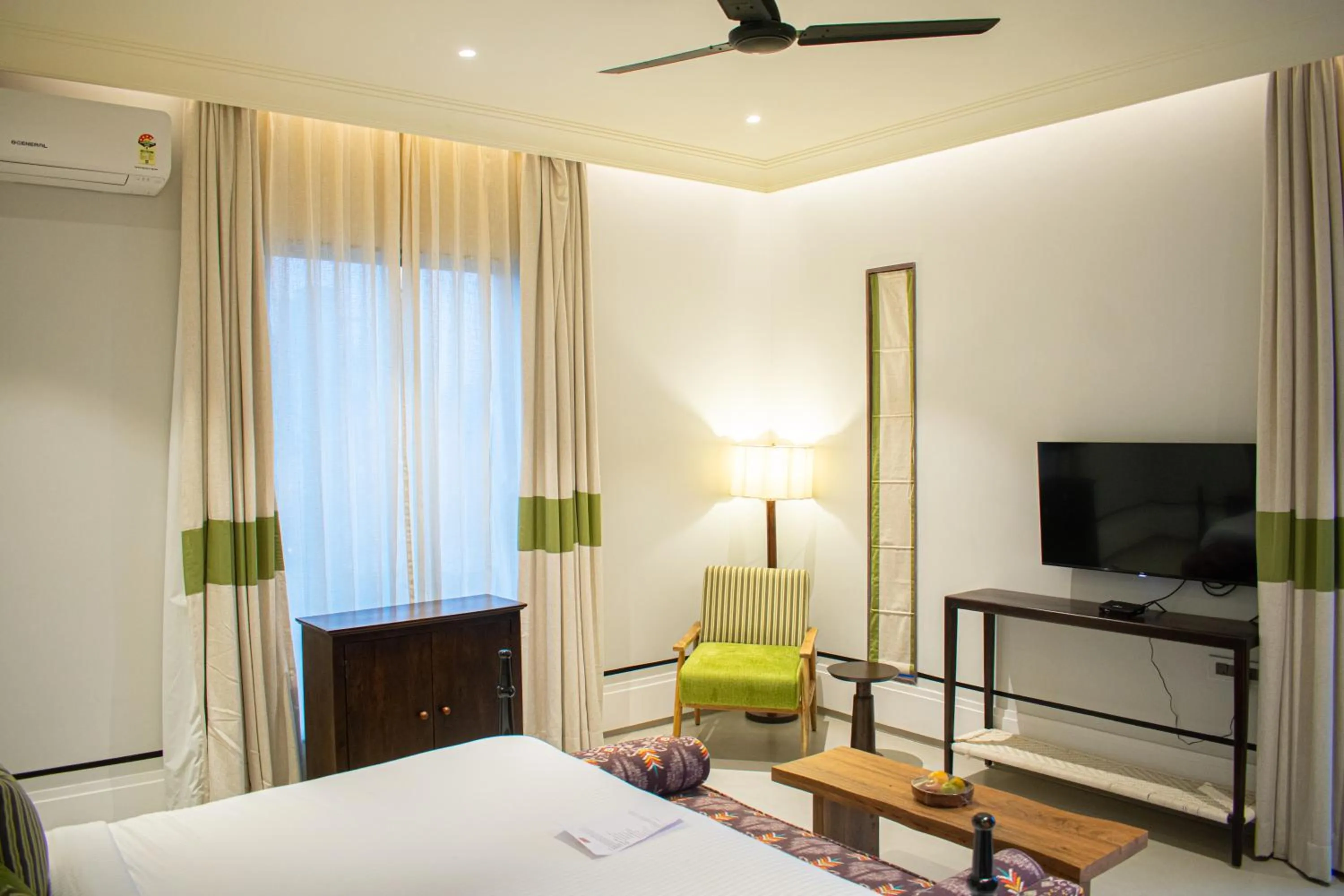 Communal lounge/ TV room, Bed in Casa Blanca Lakecity