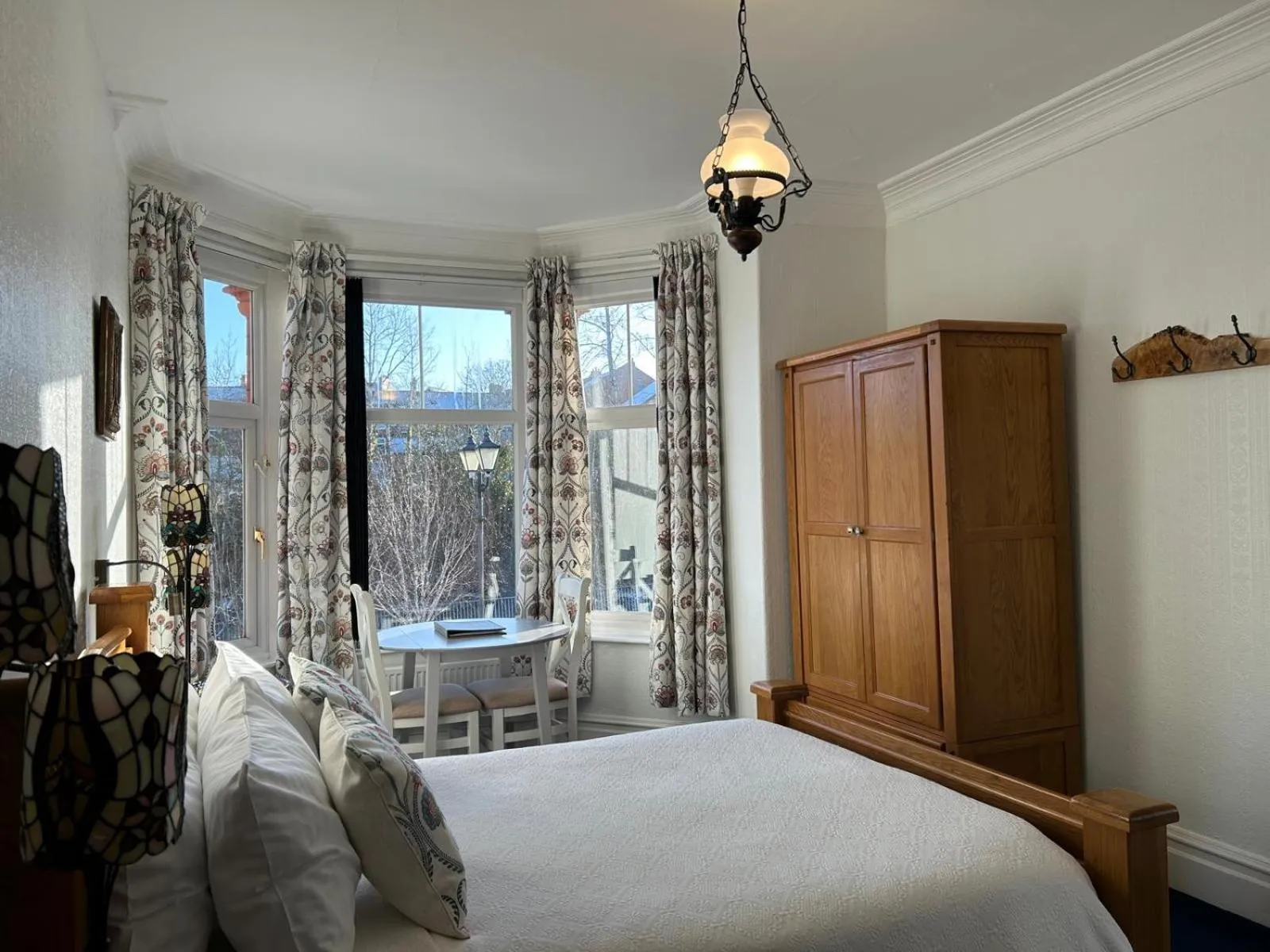 Seating area, Bed in Greylands Guest House