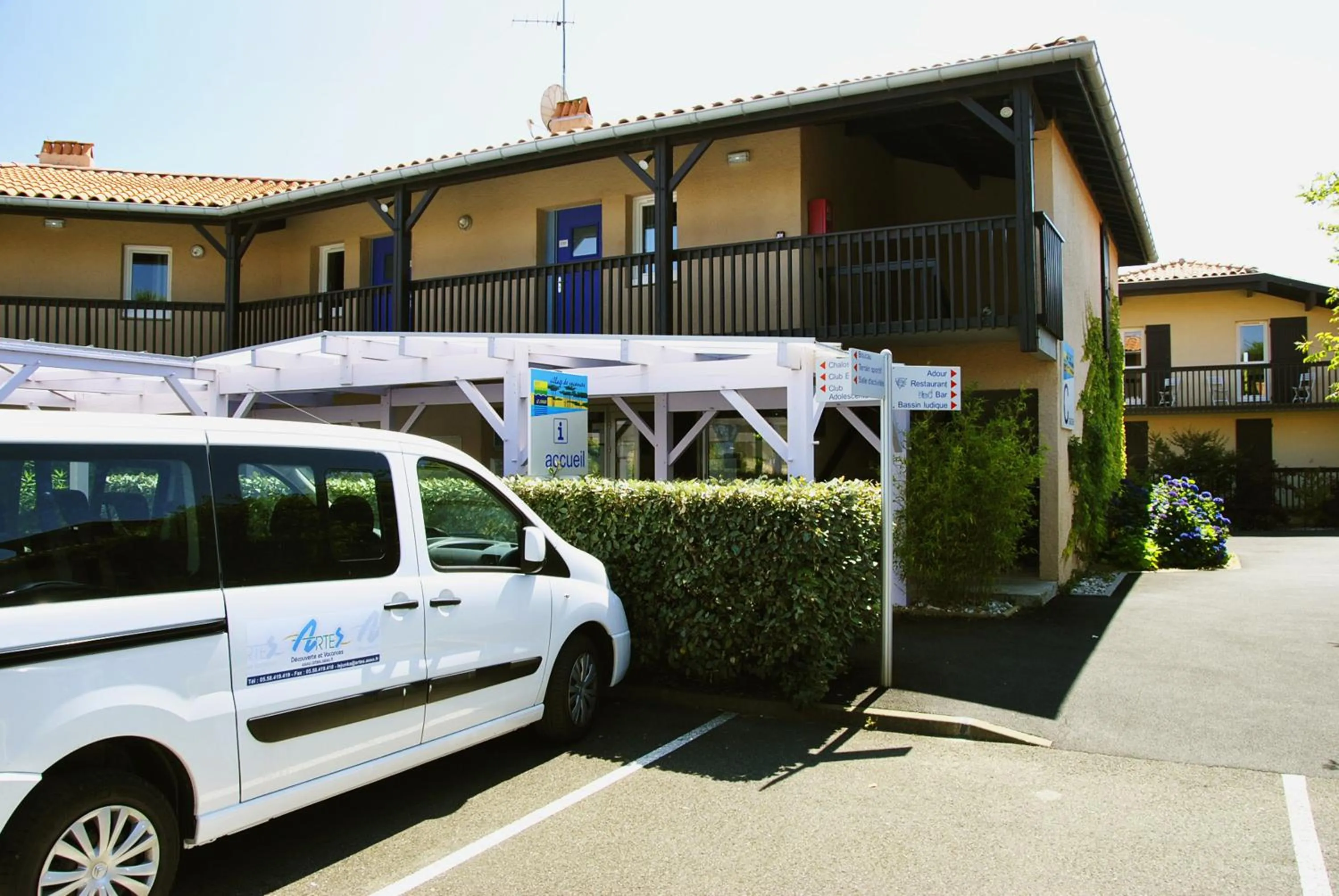 Facade/entrance in Village Vacances Le Junka