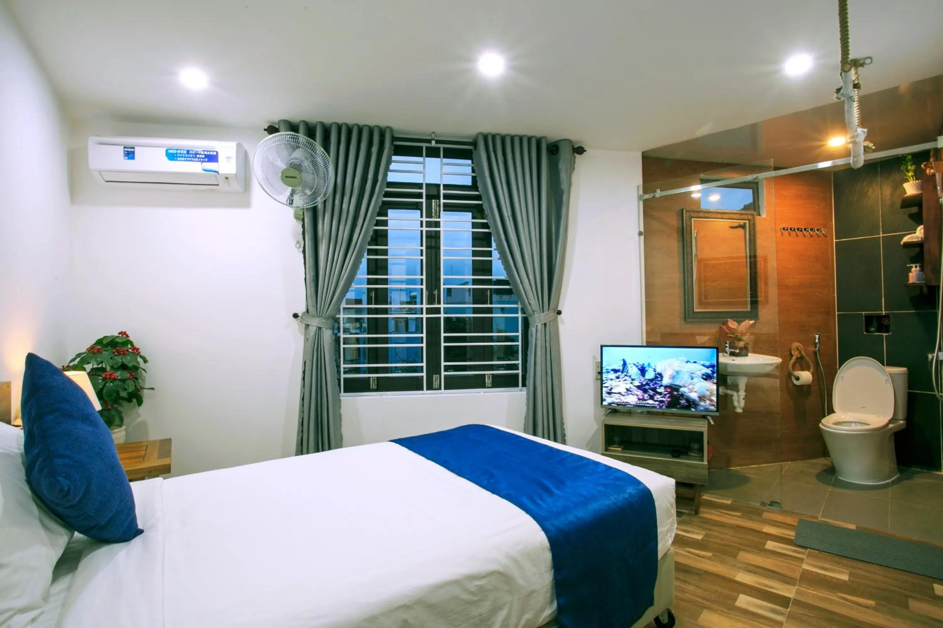 Communal lounge/ TV room, Bed in May's House Hoi An