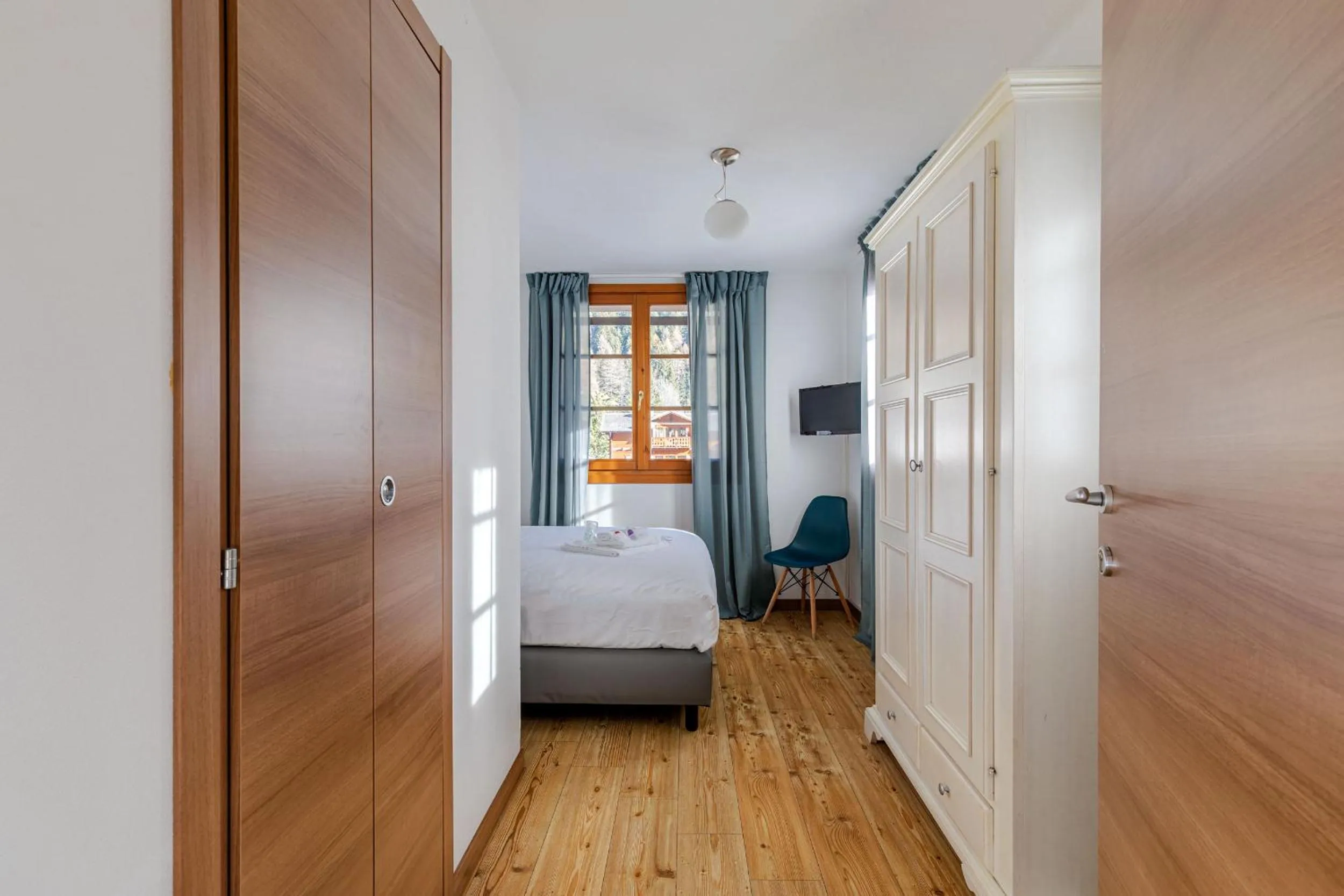 Photo of the whole room, Bed in Hotel Dufour