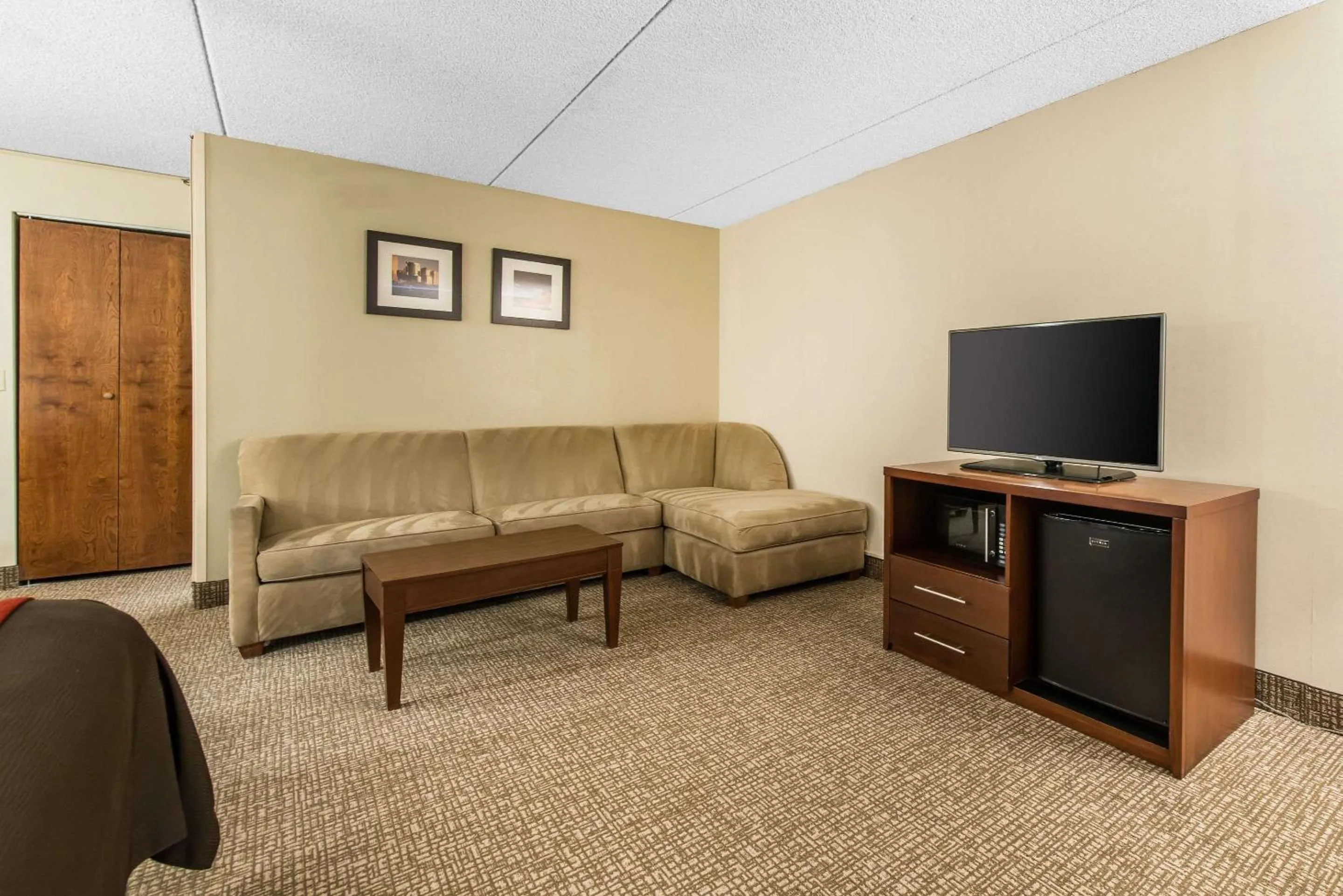 Photo of the whole room, Seating Area in Comfort Inn & Suites Denver Northfield