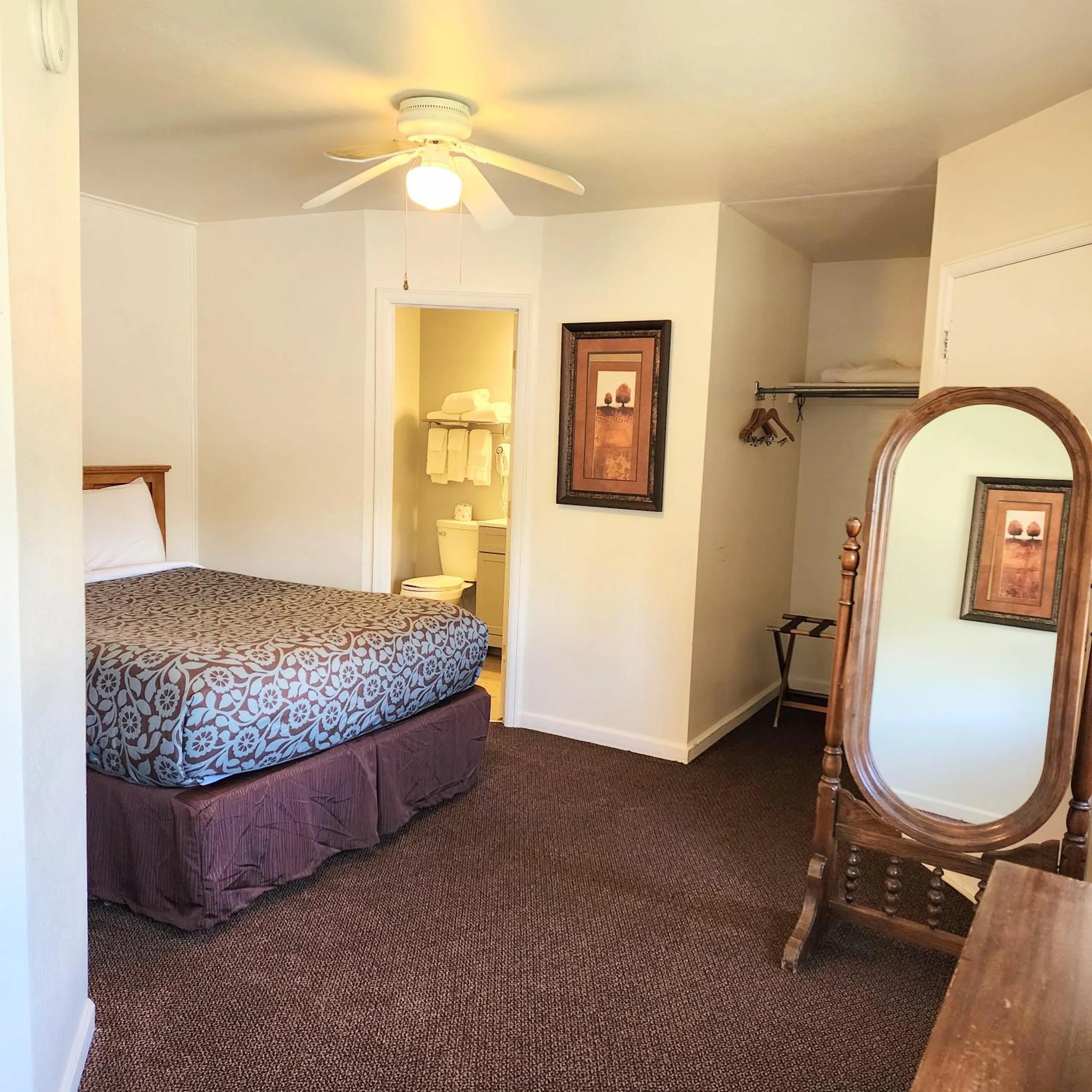 Bedroom, Bed in Canyon Motel near Rocky Mountain National Park