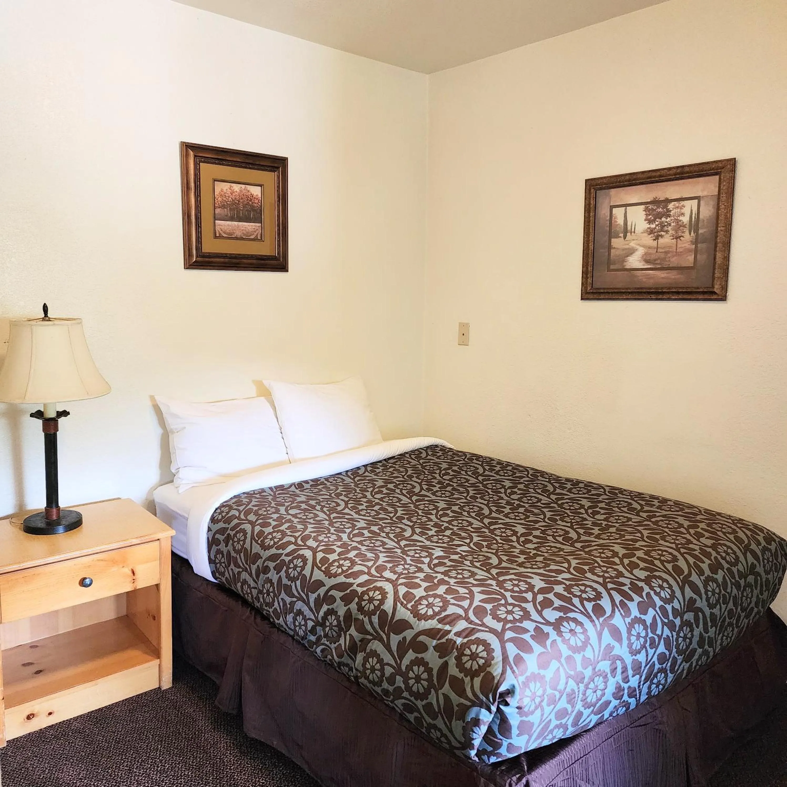 Bedroom, Bed in Canyon Motel near Rocky Mountain National Park