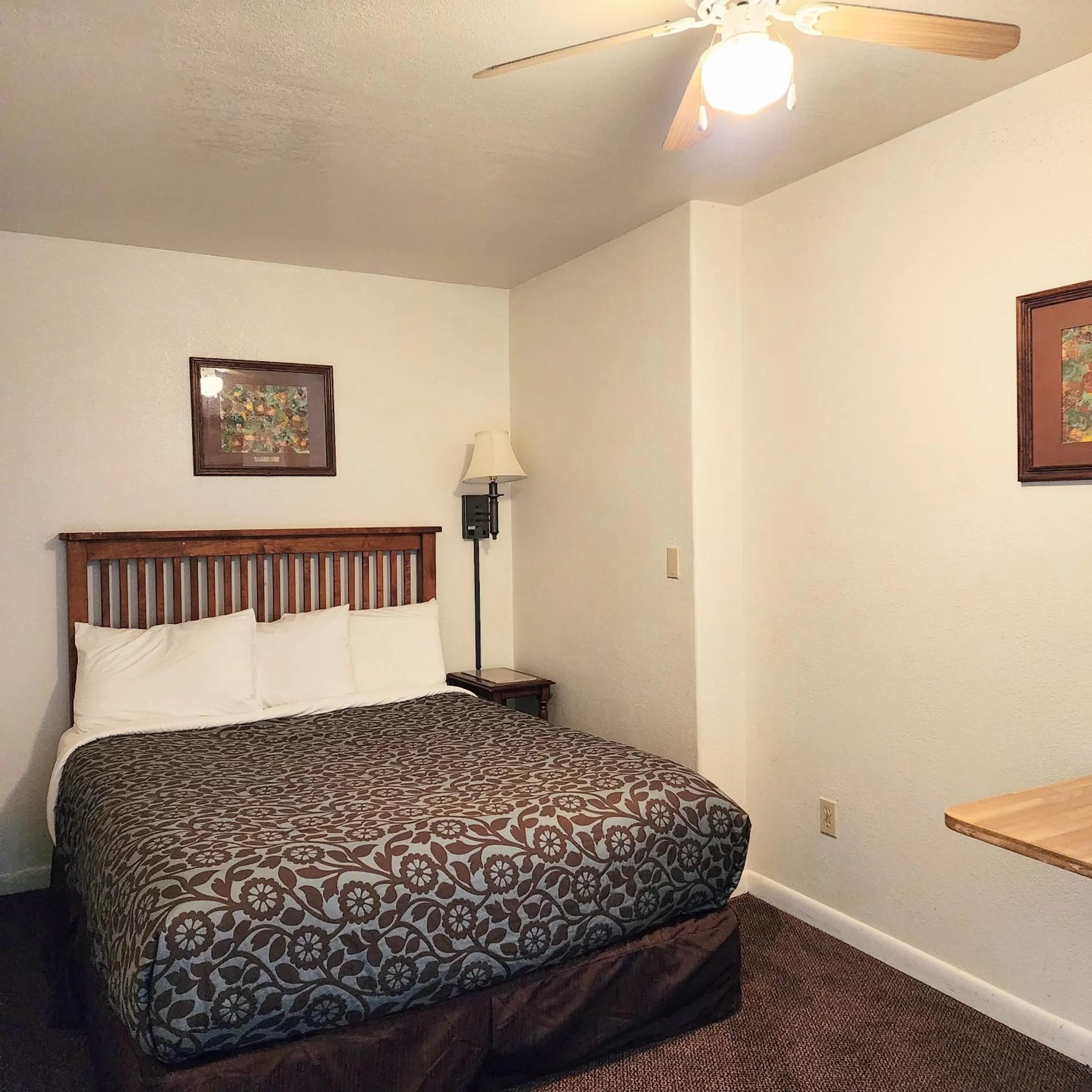 Bedroom, Bed in Canyon Motel near Rocky Mountain National Park