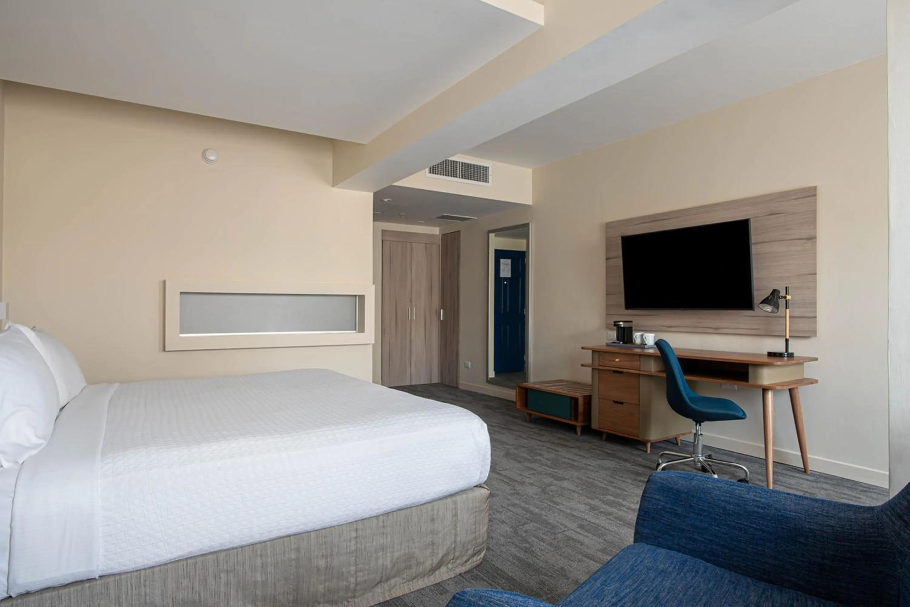 Photo of the whole room, Bed in Crowne Plaza Lima by IHG