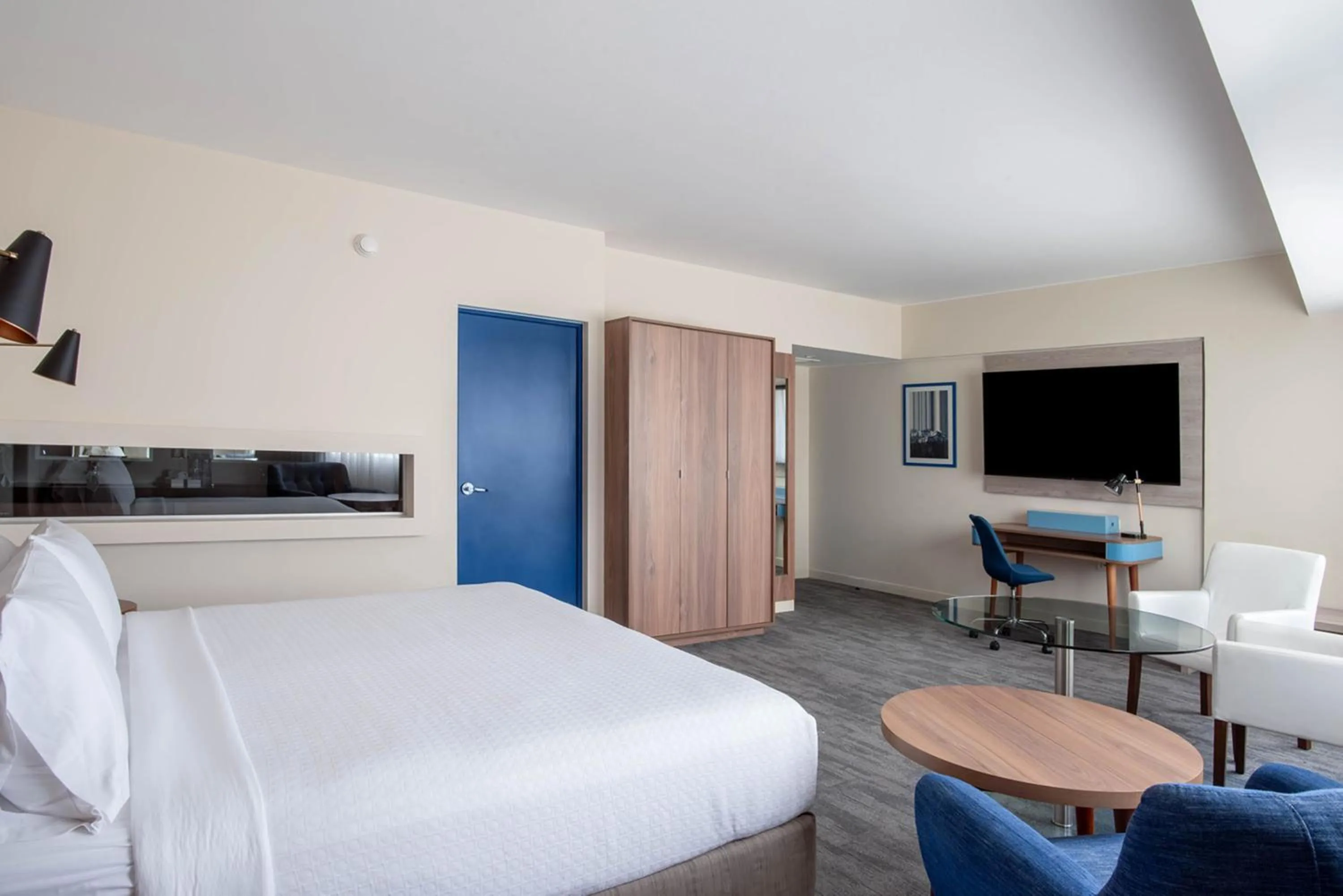 Photo of the whole room, Bed in Crowne Plaza Lima by IHG