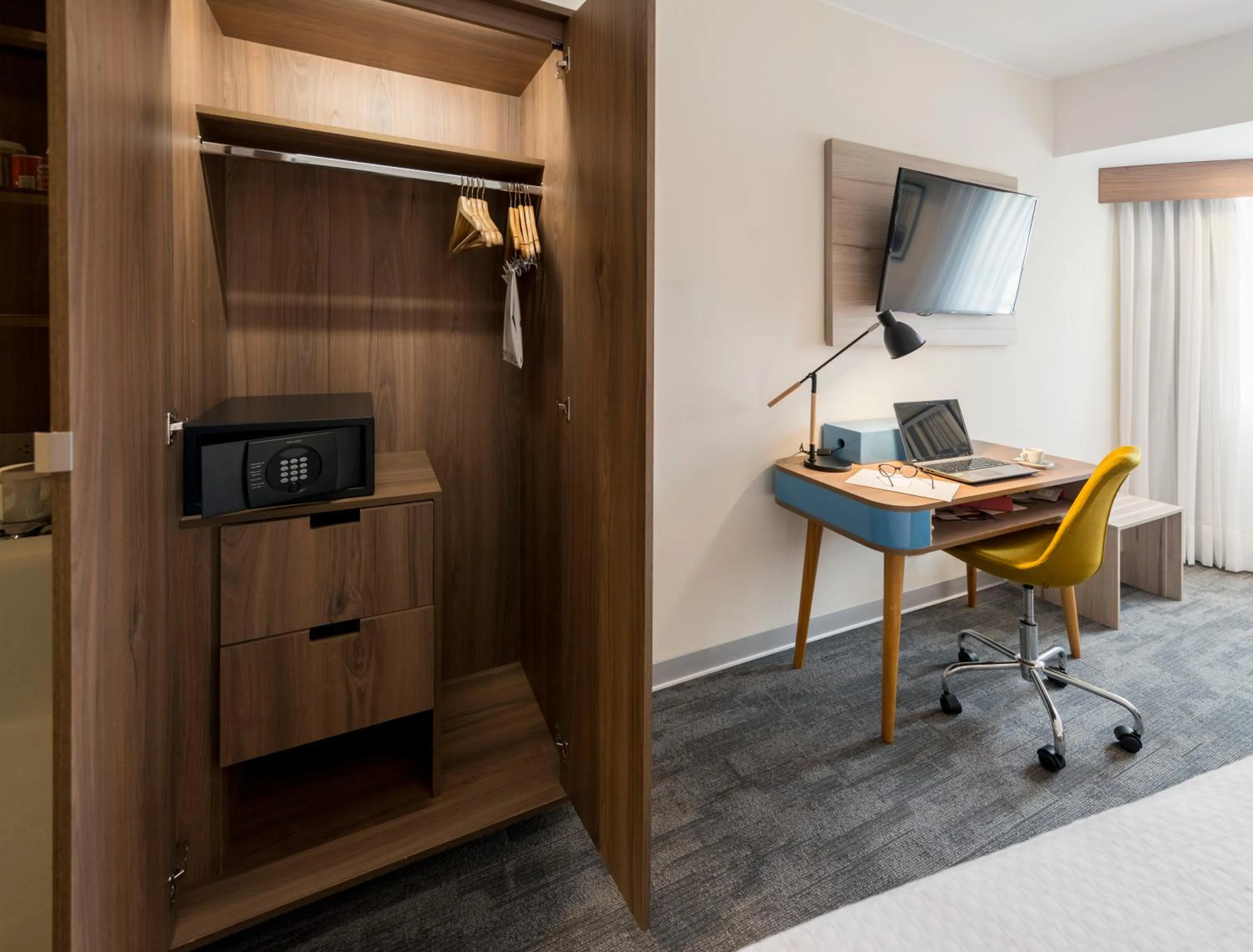 TV and multimedia in Crowne Plaza Lima by IHG