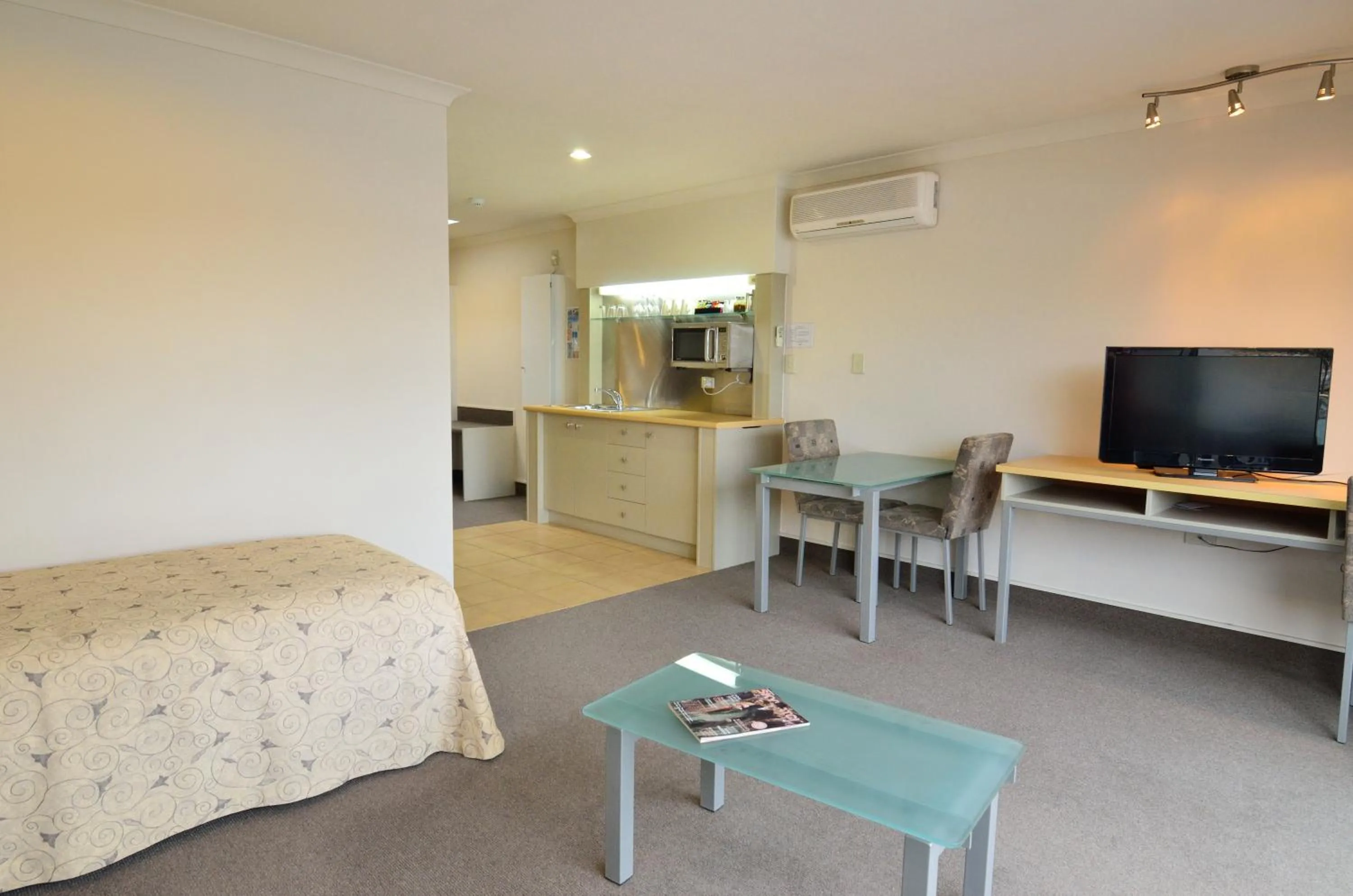 Photo of the whole room in Senator Motor Inn