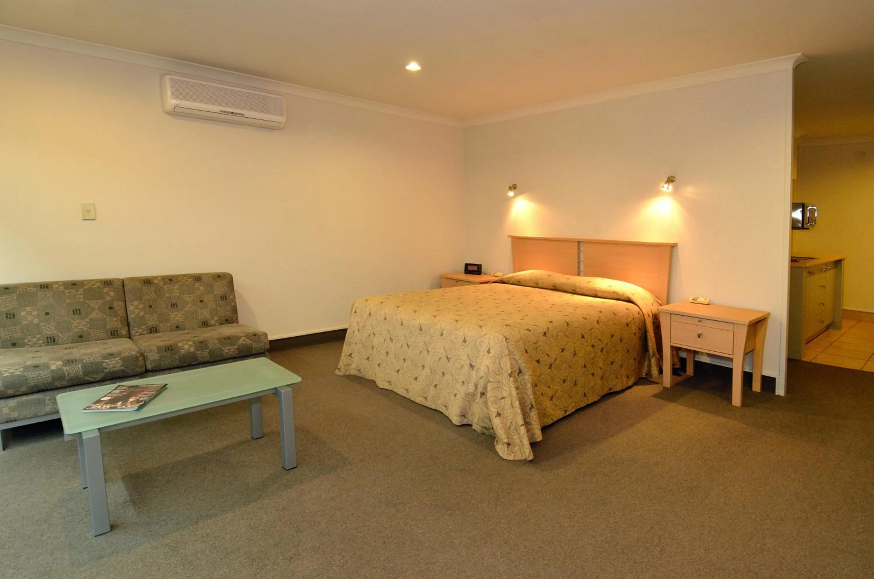 Photo of the whole room, Bed in Senator Motor Inn