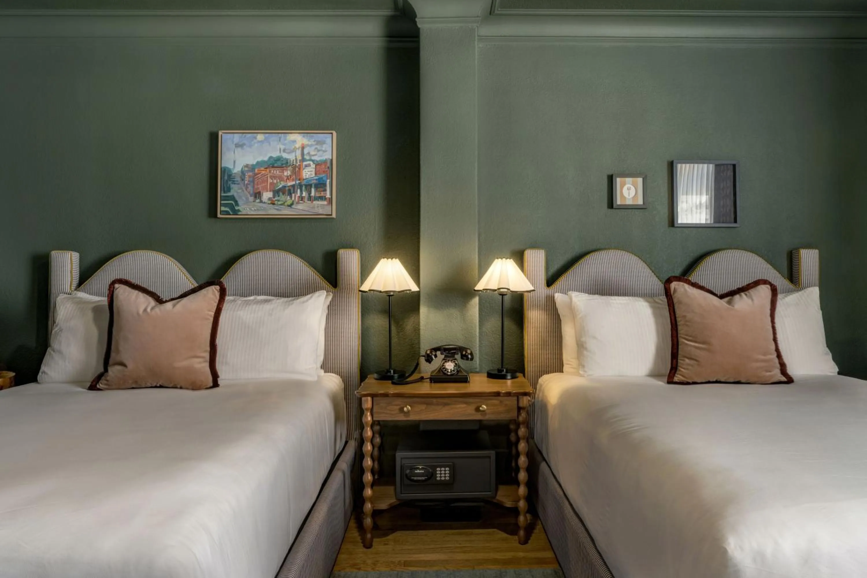 Guests, Bed in MarQueen Hotel - NEWLY RENOVATED