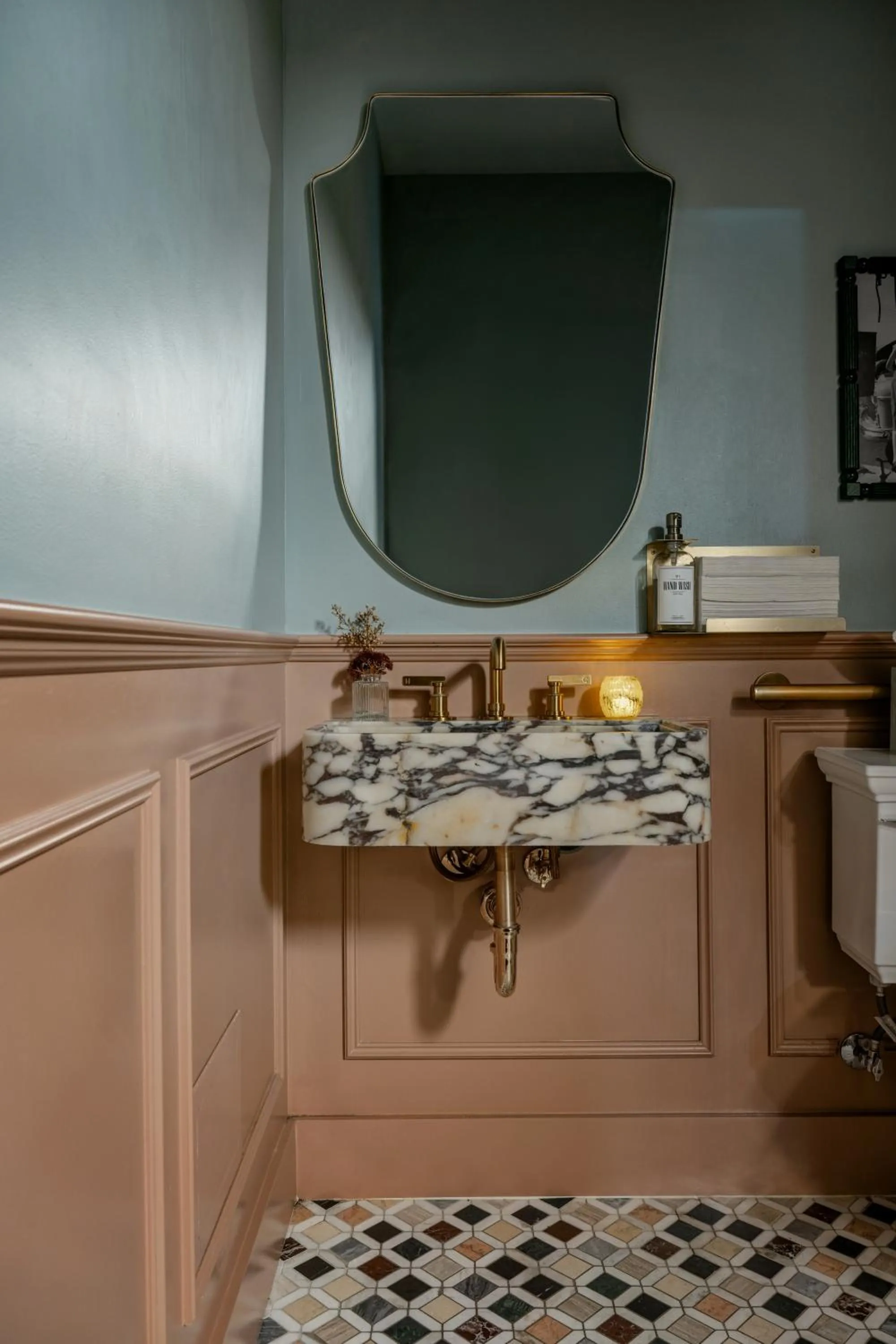 Public Bath in MarQueen Hotel - NEWLY RENOVATED