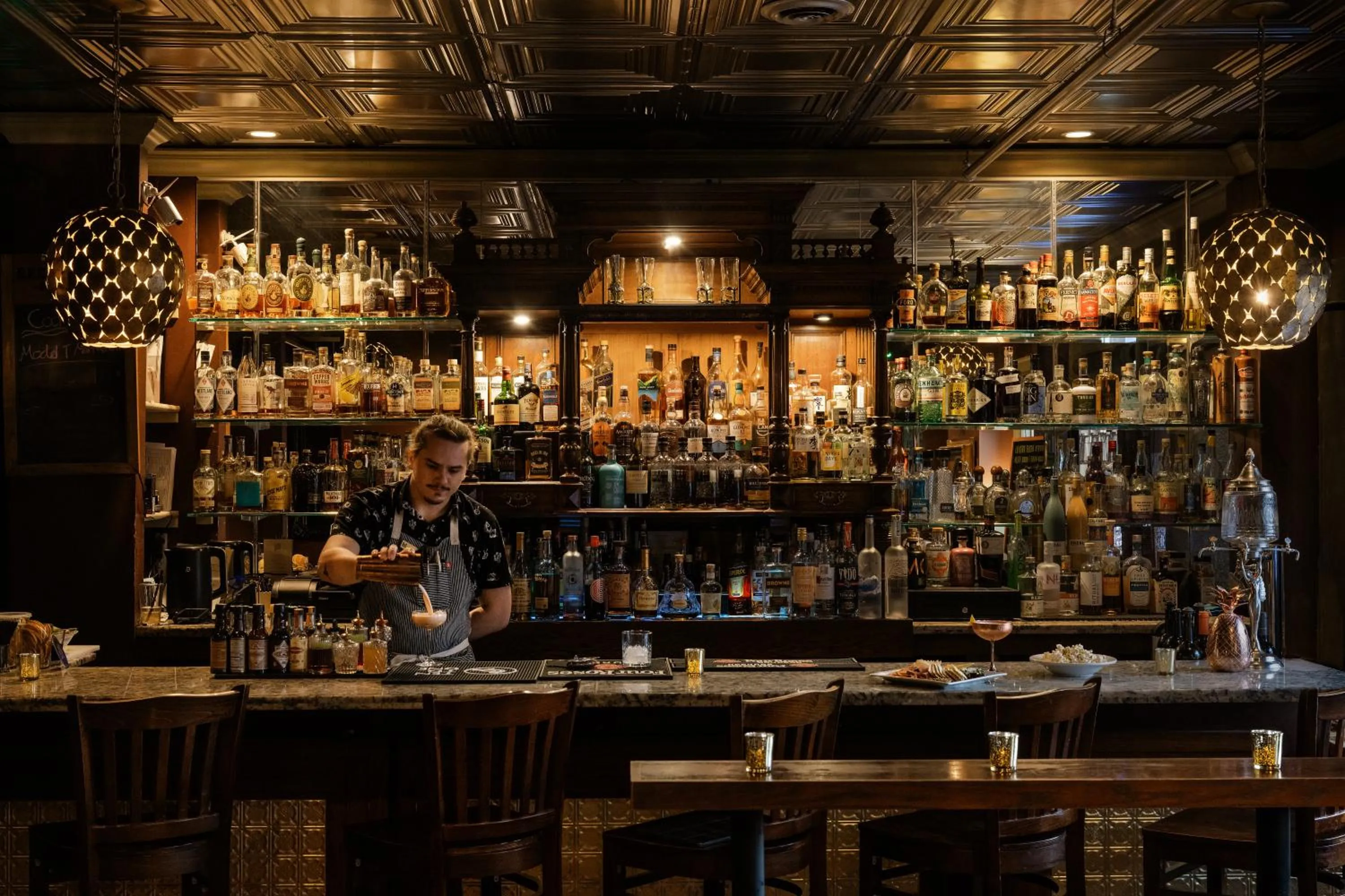 Lounge or bar in MarQueen Hotel - NEWLY RENOVATED