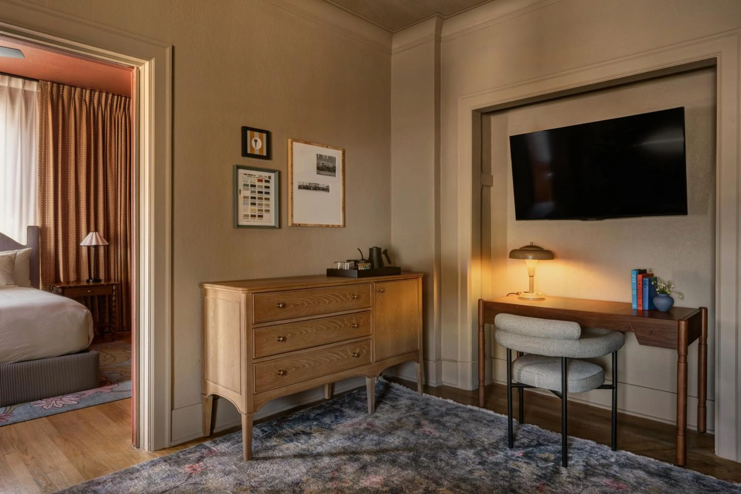 Living room, Bed in MarQueen Hotel - NEWLY RENOVATED