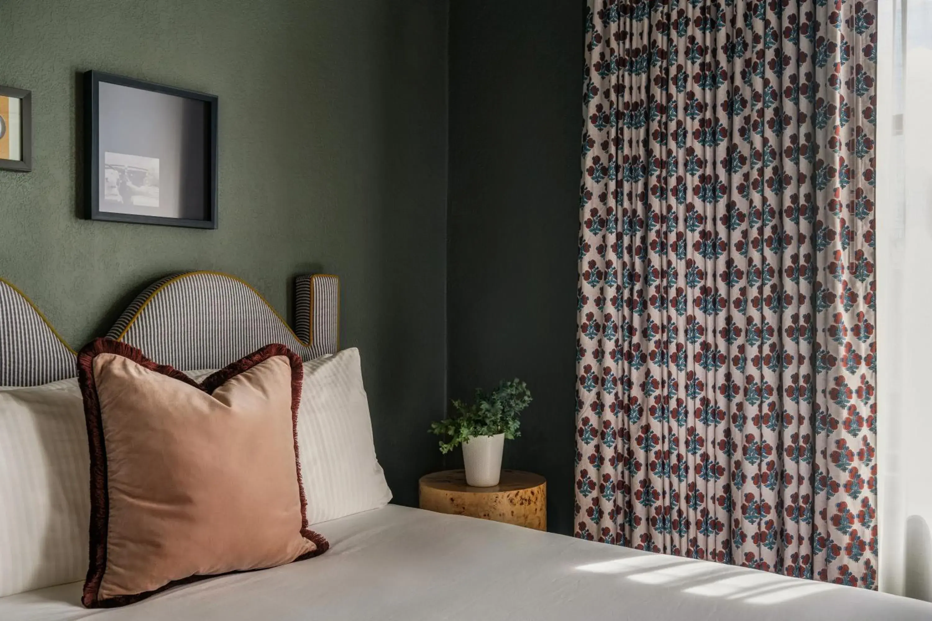 Deluxe King Room - Disability Access in MarQueen Hotel - NEWLY RENOVATED Deluxe King Room - Disability Access in MarQueen Hotel - NEWLY RENOVATED