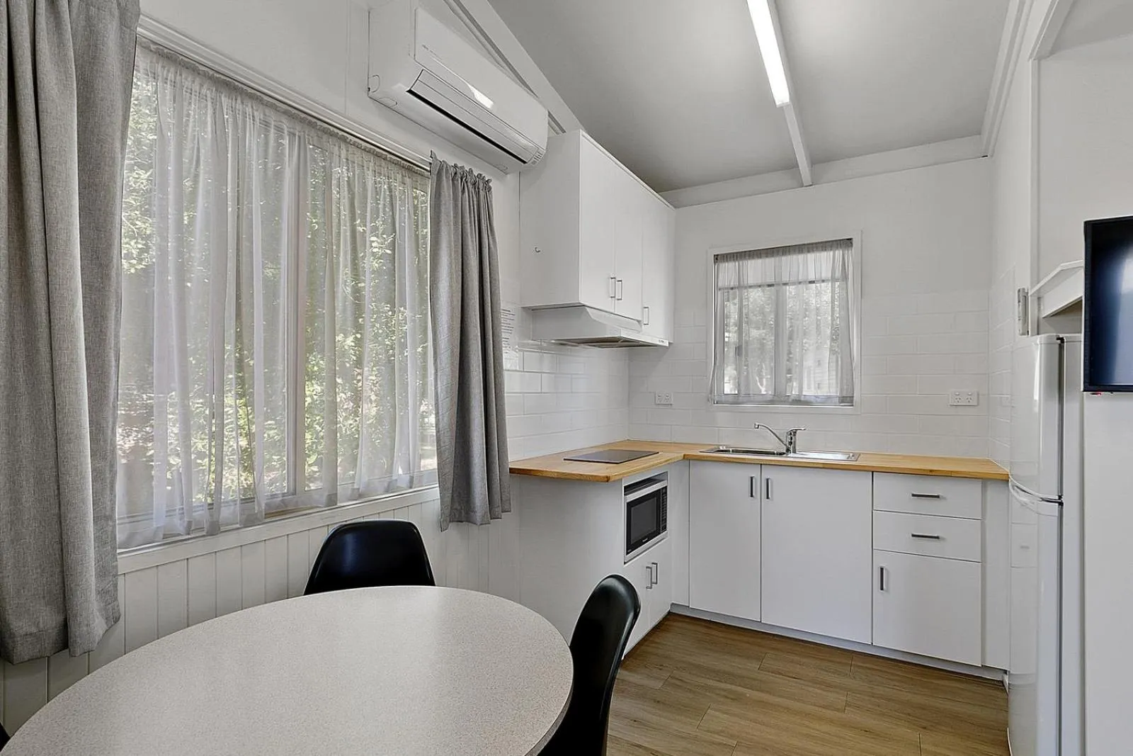 Kitchen or kitchenette in High Country Holiday Park