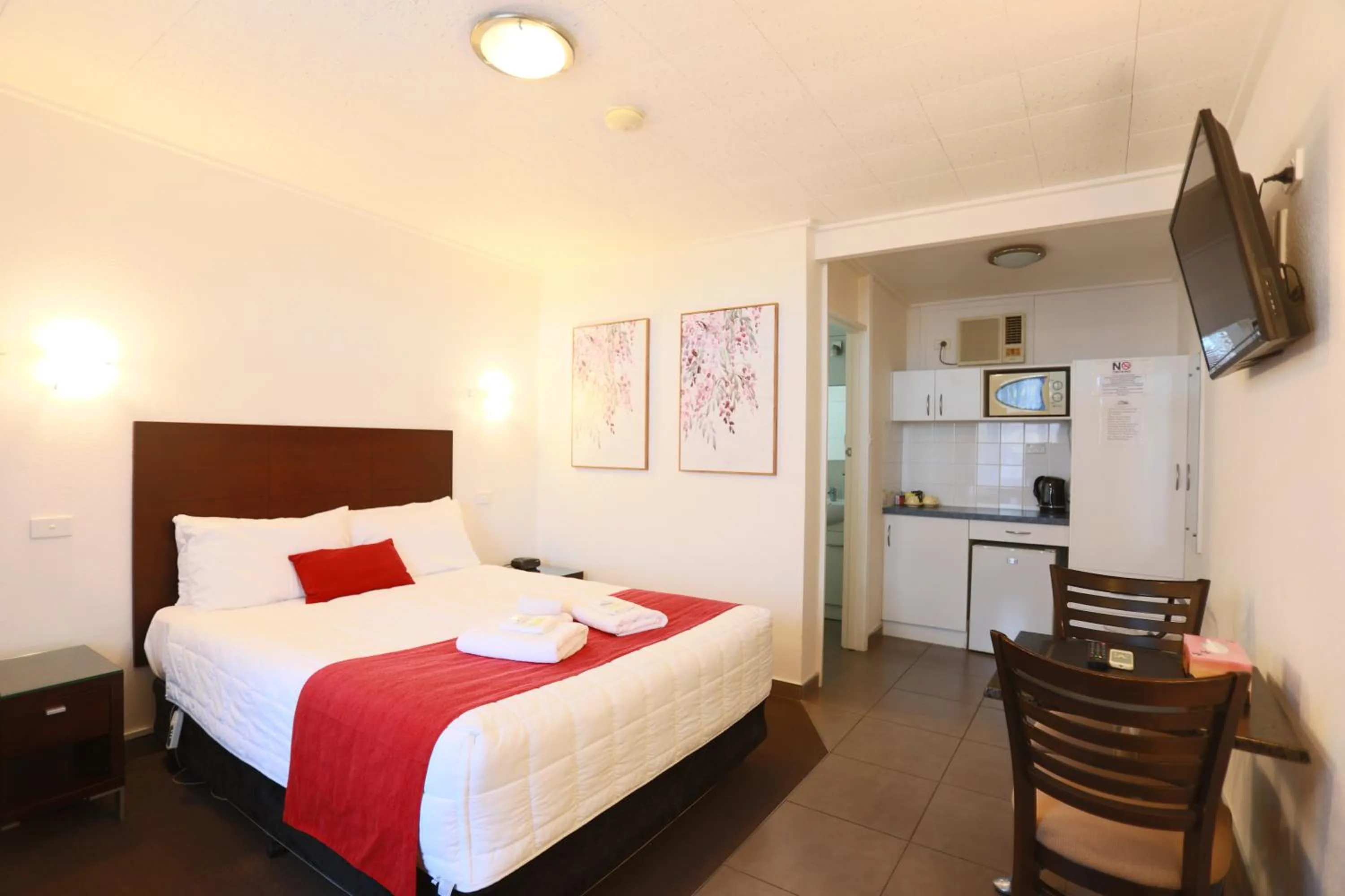 Bed in The Esplanade Motel