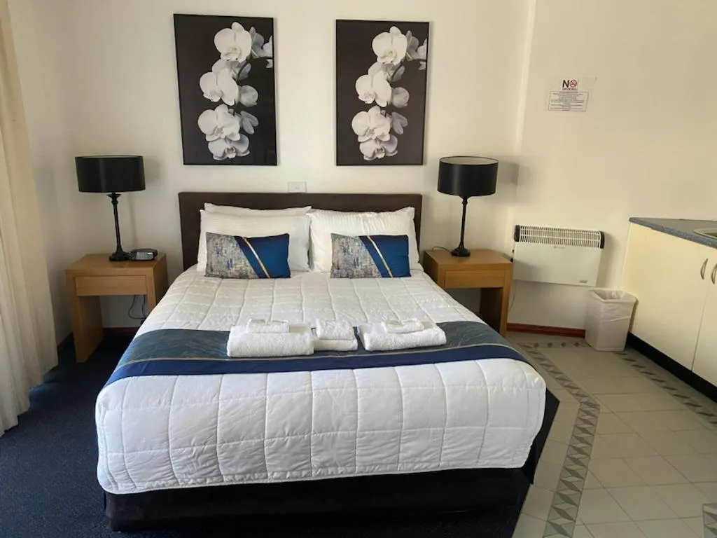 Bed in The Esplanade Motel